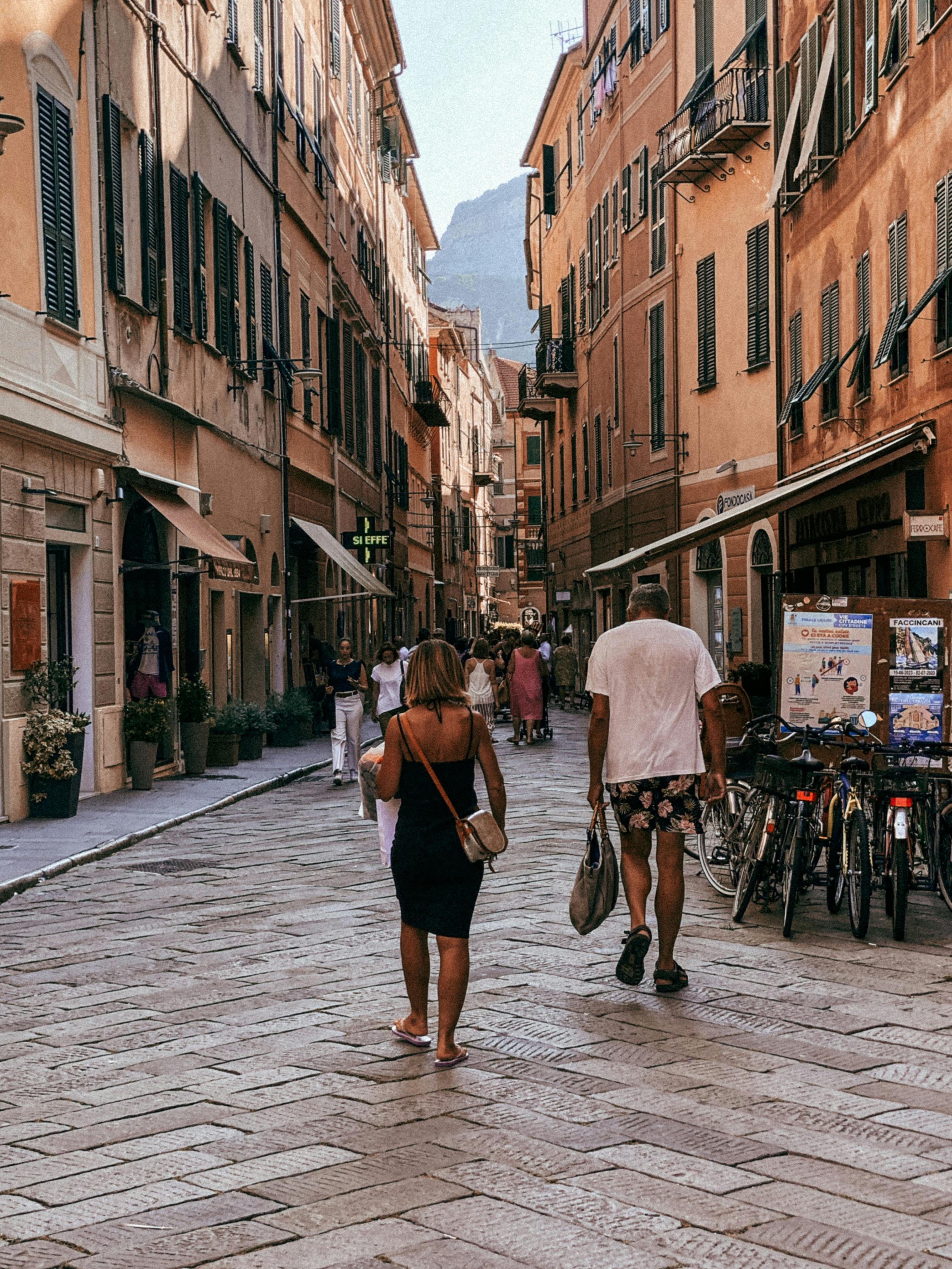 Gratis Una strada vivace a Włochy, dove si fondono architettura italiana e vibrante vita locale. Foto a disposizione