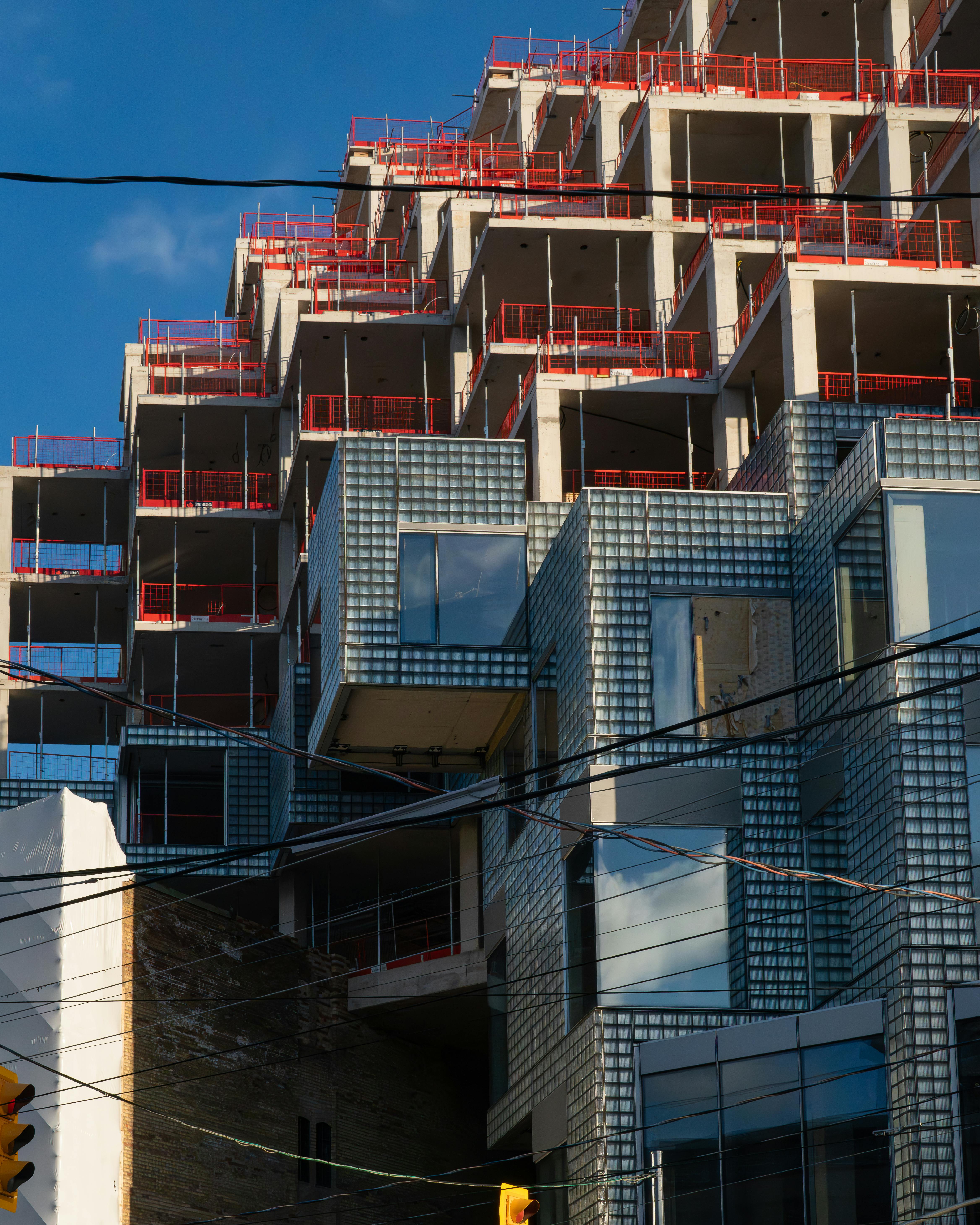 Δωρεάν Γεωμετρική πρόσοψη μιας σύγχρονης κατοικημένης κατασκευής στο Τορόντο, Οντάριο. Φωτογραφία από στοκ φωτογραφιών