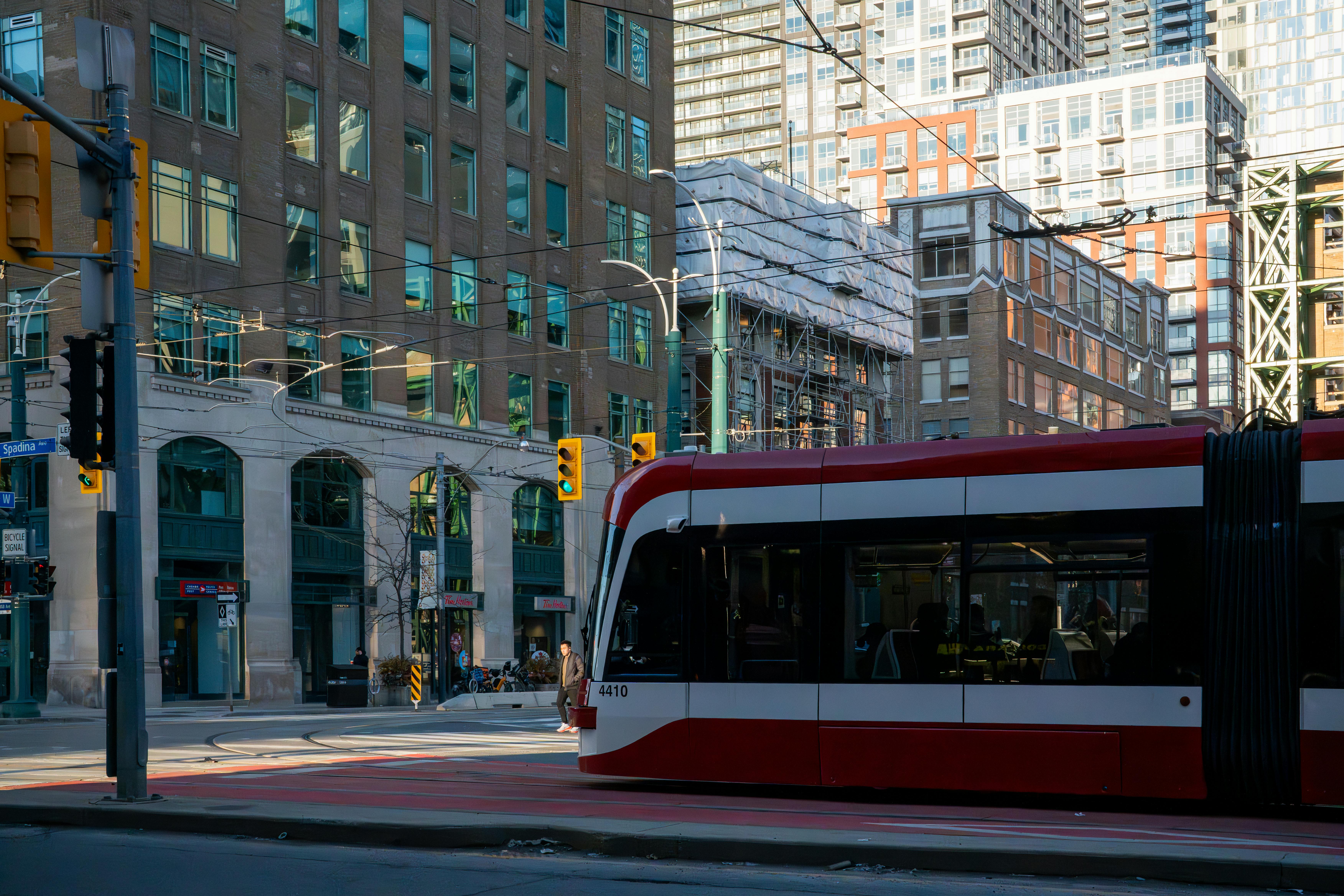 無料 トロントの路面電車が賑やかなダウンタウンを走り抜け、都市生活と都市インフラを垣間見ることができる。 写真素材