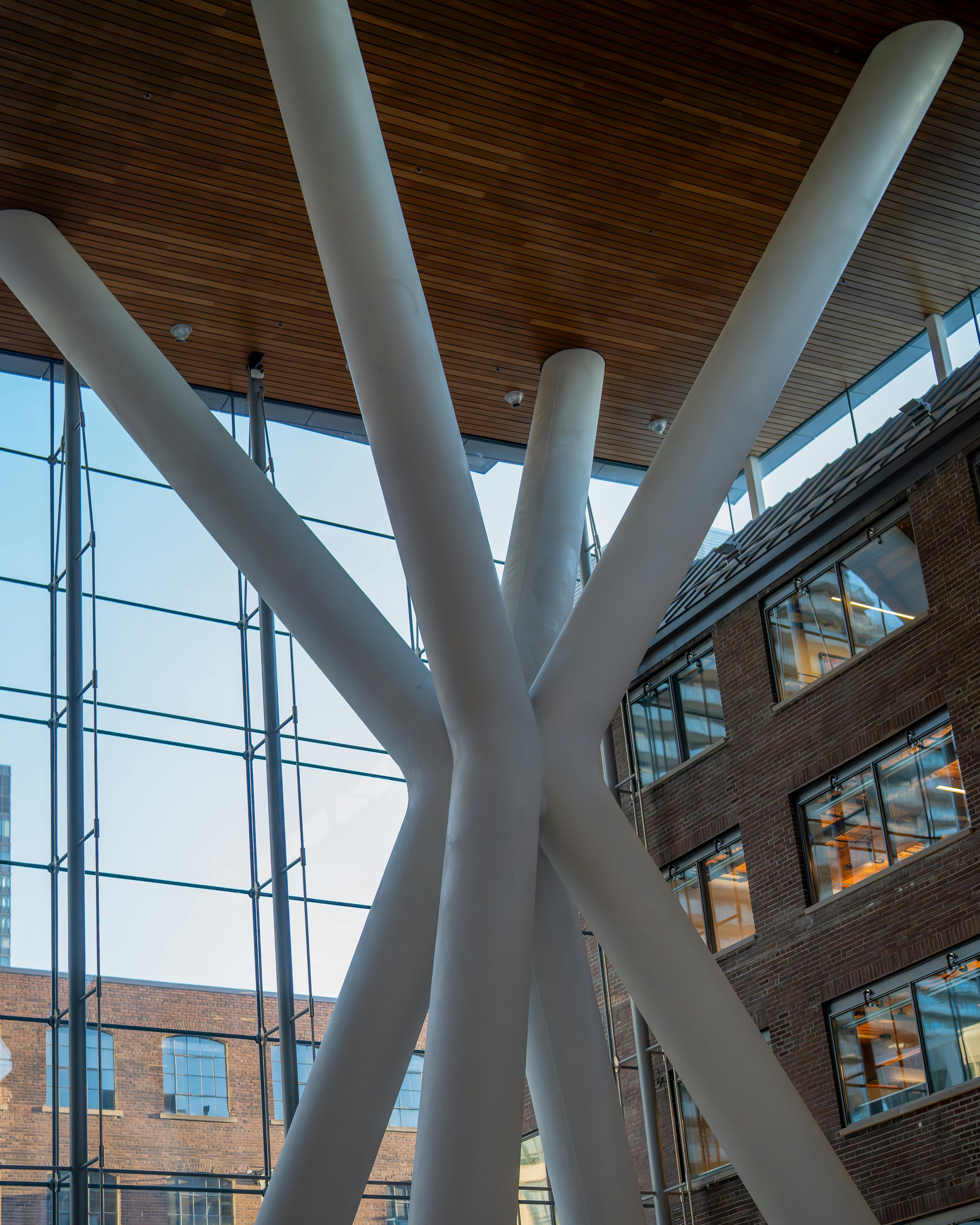 Gratuit Atrium modern și elegant, cu un design unic de piloni și pereți de sticlă în Toronto. Fotografie de stoc