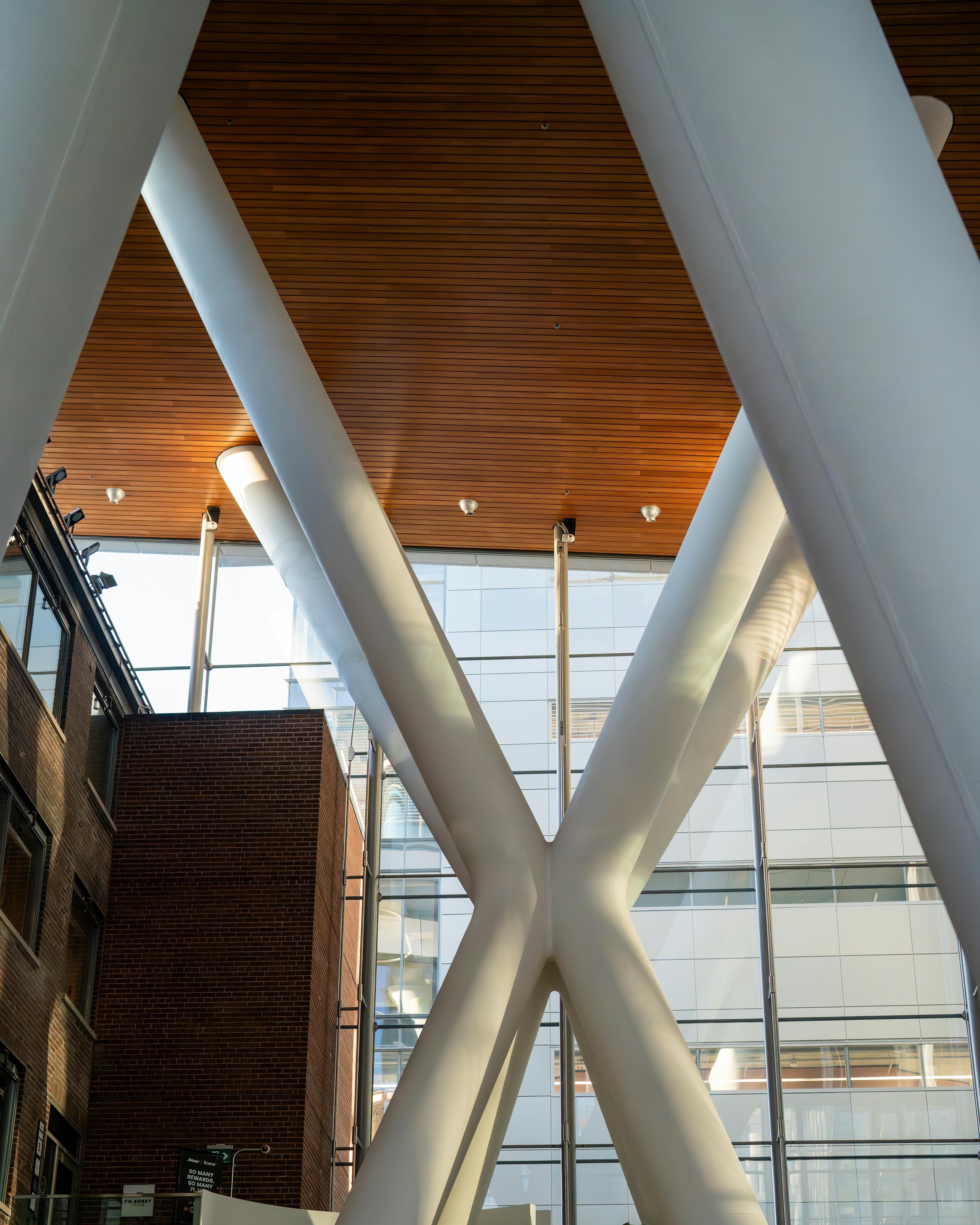 Gratis Indretningsarkitektur, der viser moderne designelementer med store søjler i Toronto. Lagerfoto