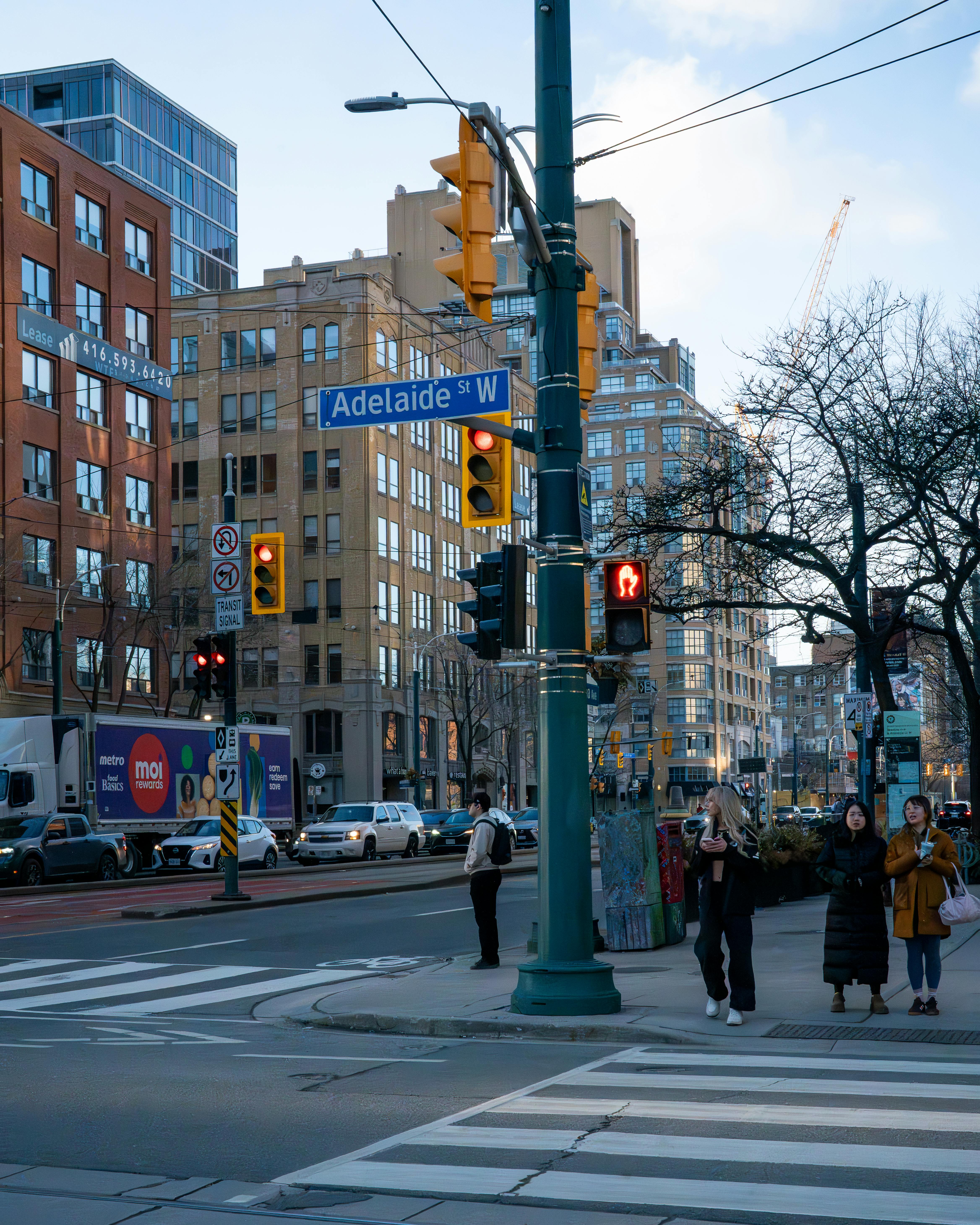 Gratis Una vivace scena di strada nel centro di Toronto, con pedoni e architettura urbana. Foto a disposizione