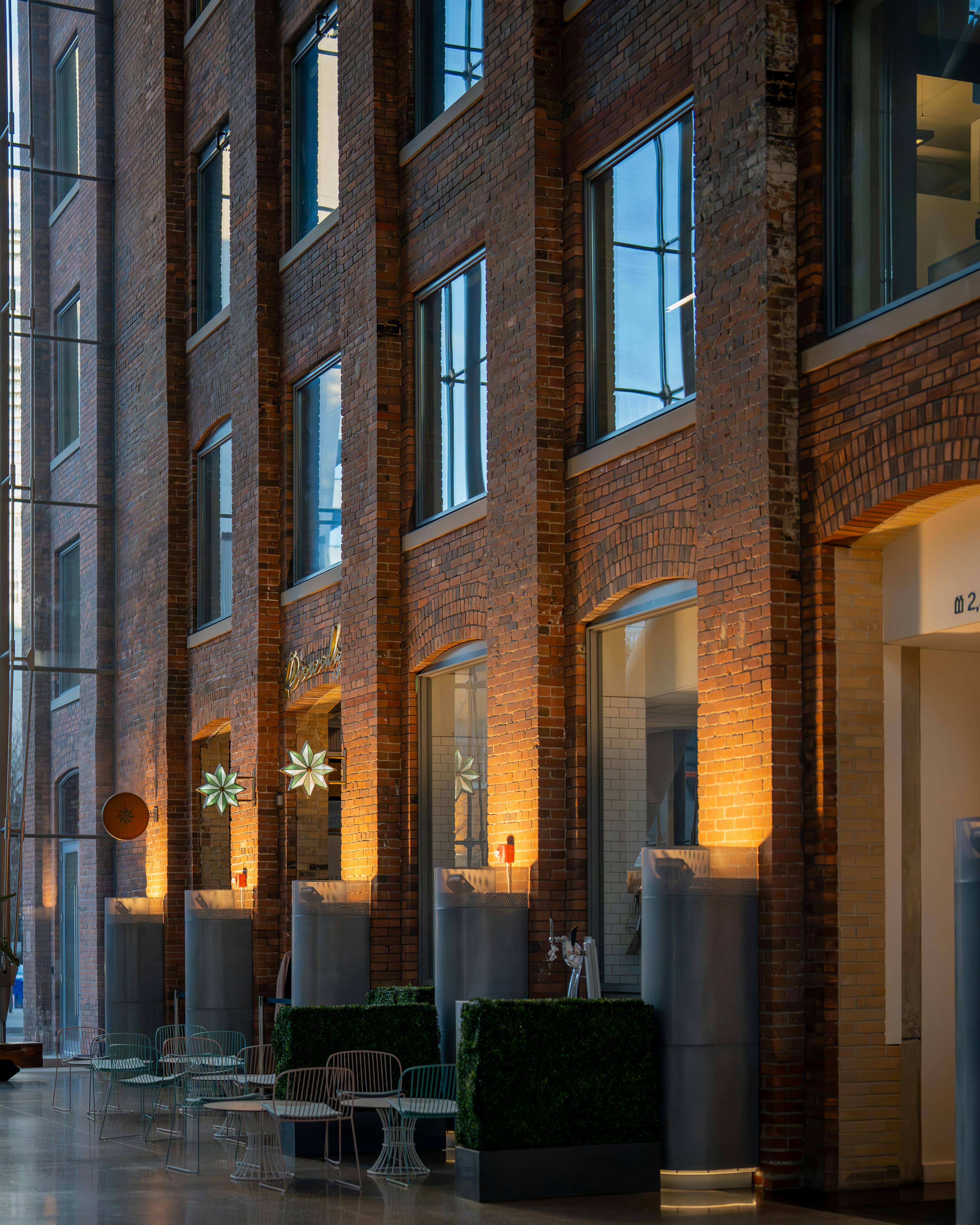 Δωρεάν Κομψός μοντέρνος εσωτερικός χώρος γραφείου με τοίχους από τούβλα και σύγχρονα στοιχεία σχεδιασμού στο κέντρο του Τορόντο. Φωτογραφία από στοκ φωτογραφιών