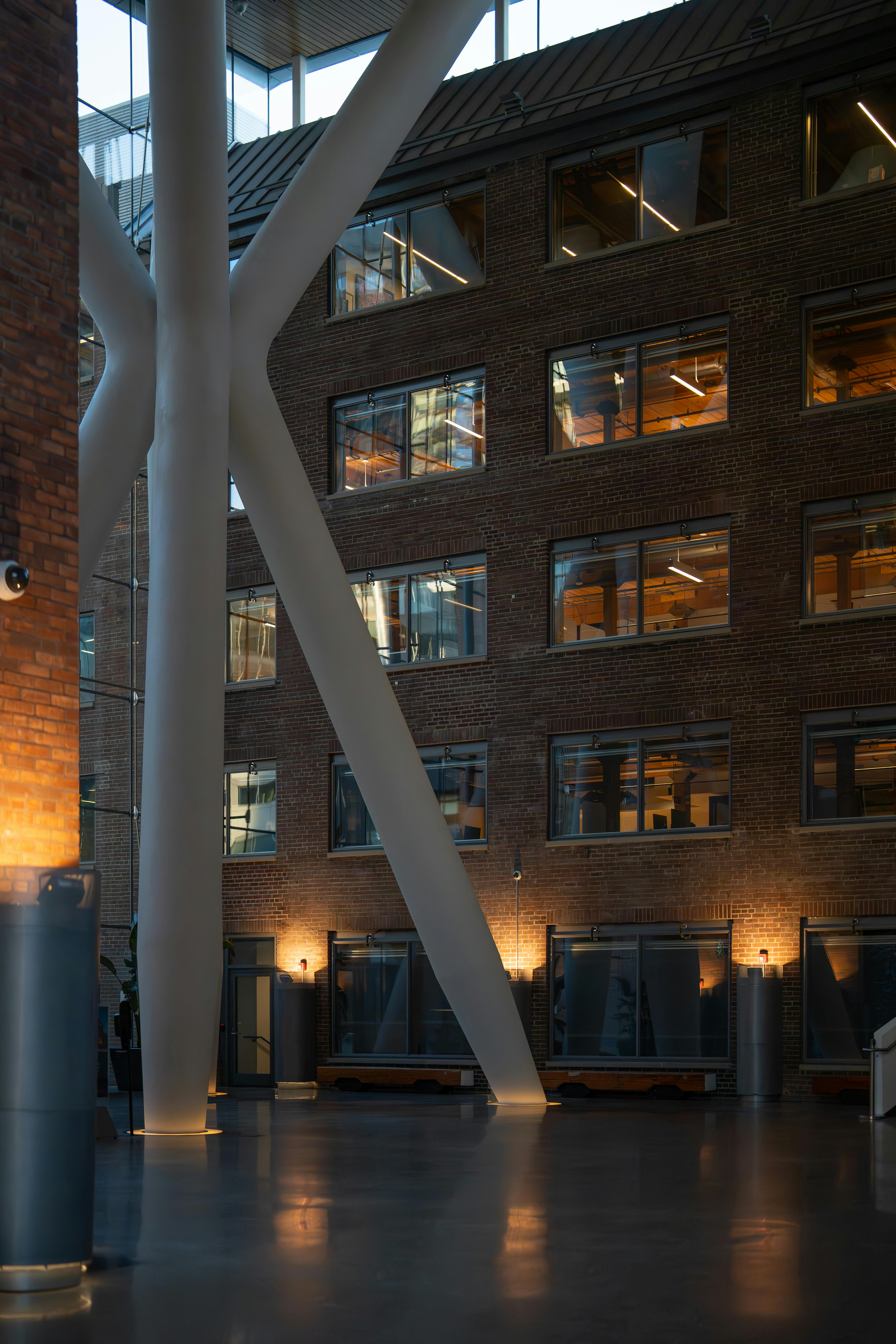 gratis Een ruim, modern kantooratrium in Toronto met zichtbare bakstenen muren en unieke designelementen. Stockfoto