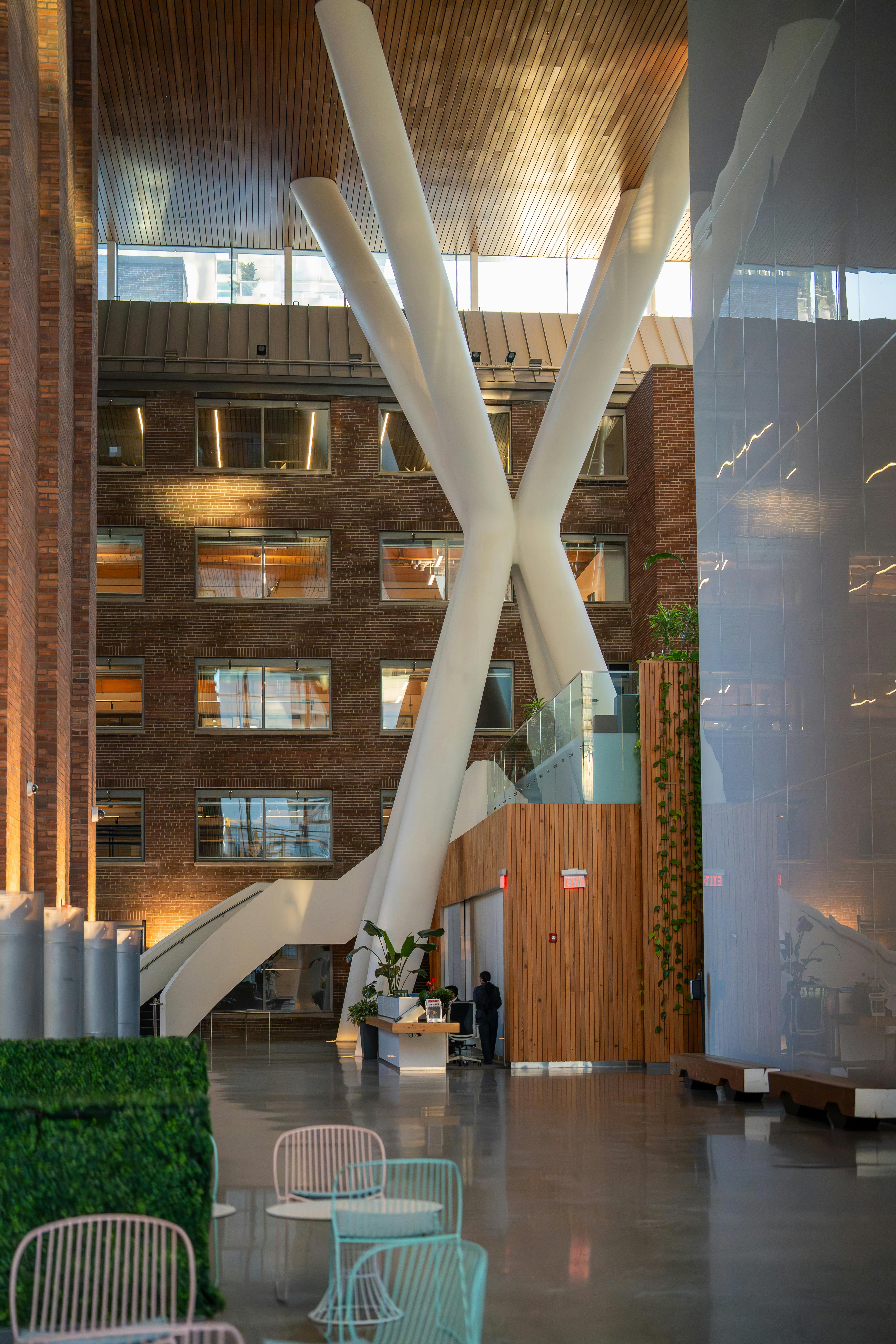 無料 カナダ、トロントにある、ユニークなデザイン要素を取り入れた現代的なアトリウムのインテリア。 写真素材