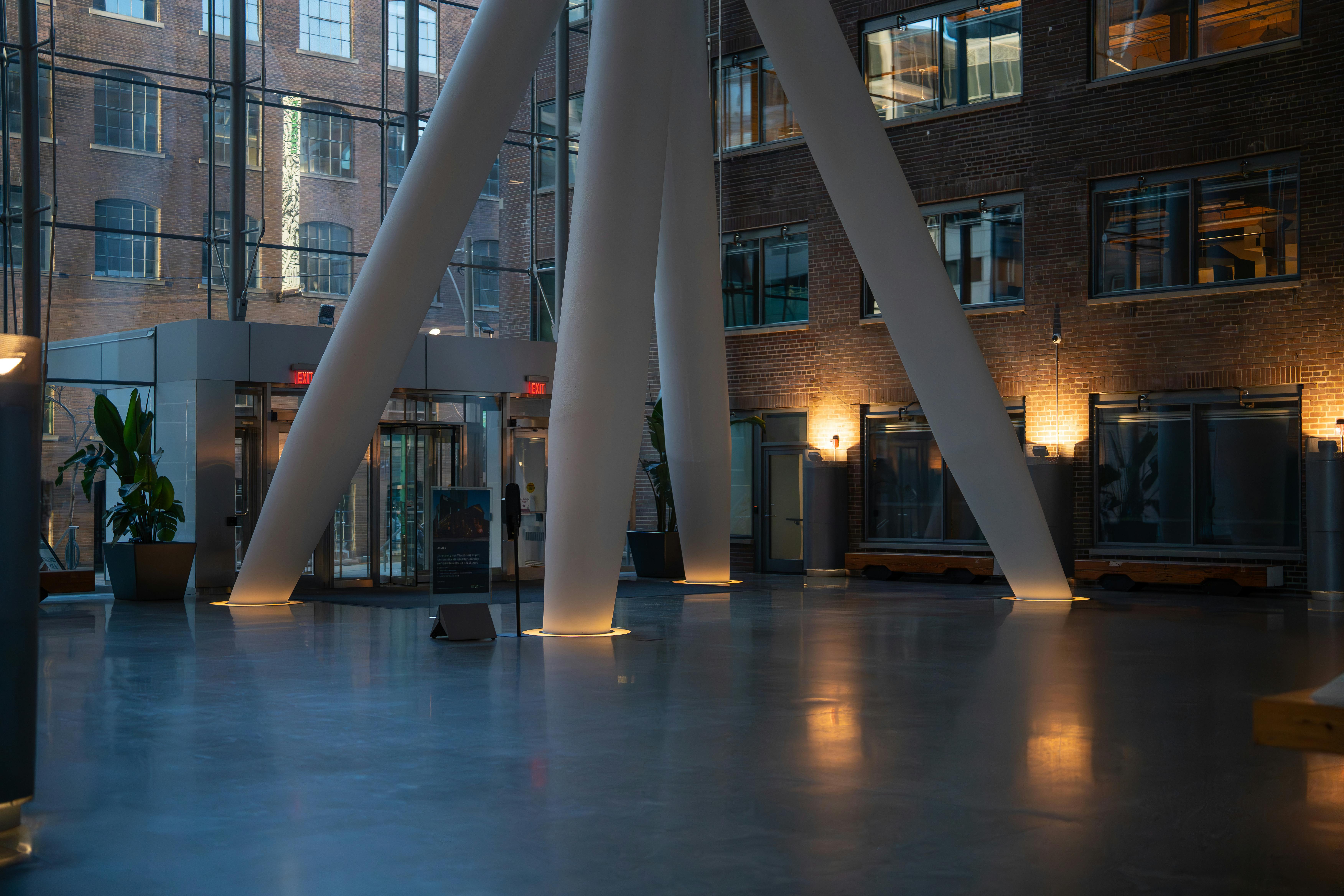 無料 トロントのオフィスビルにあるモダンなアトリウムの内部写真。洗練されたデザインと建築が際立っている。 写真素材