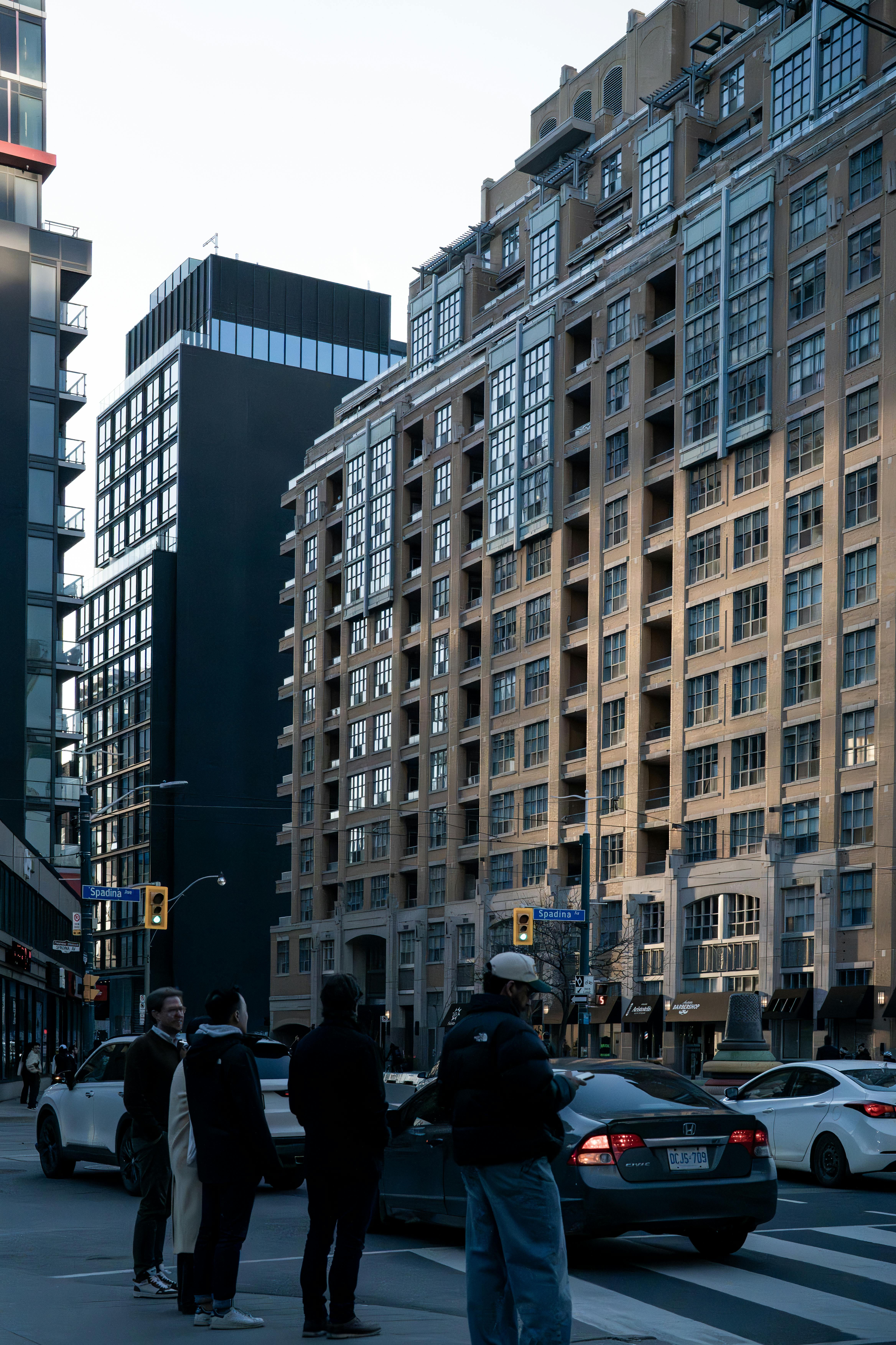 Gratis En travl gade i Toronto med fodgængere og byarkitektur, der indfanger hverdagens bevægelser. Lagerfoto