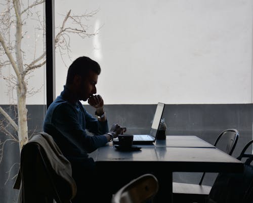 Gratis lagerfoto af arbejder, bord, bruger bærbar computer