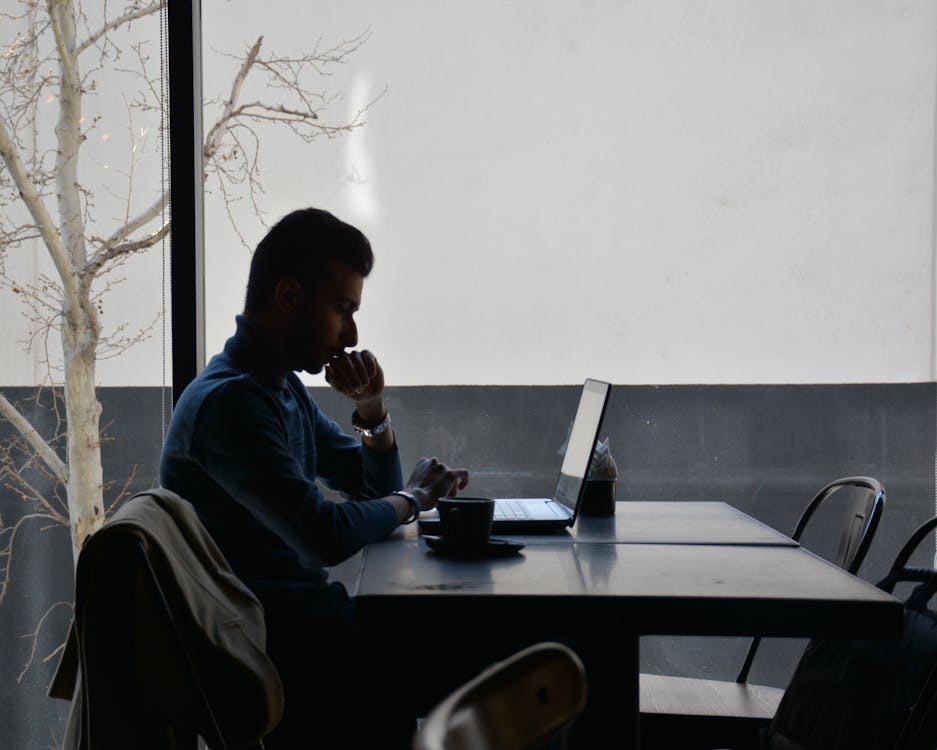 Kostenloses Stock Foto zu arbeiten, mann, mit laptop