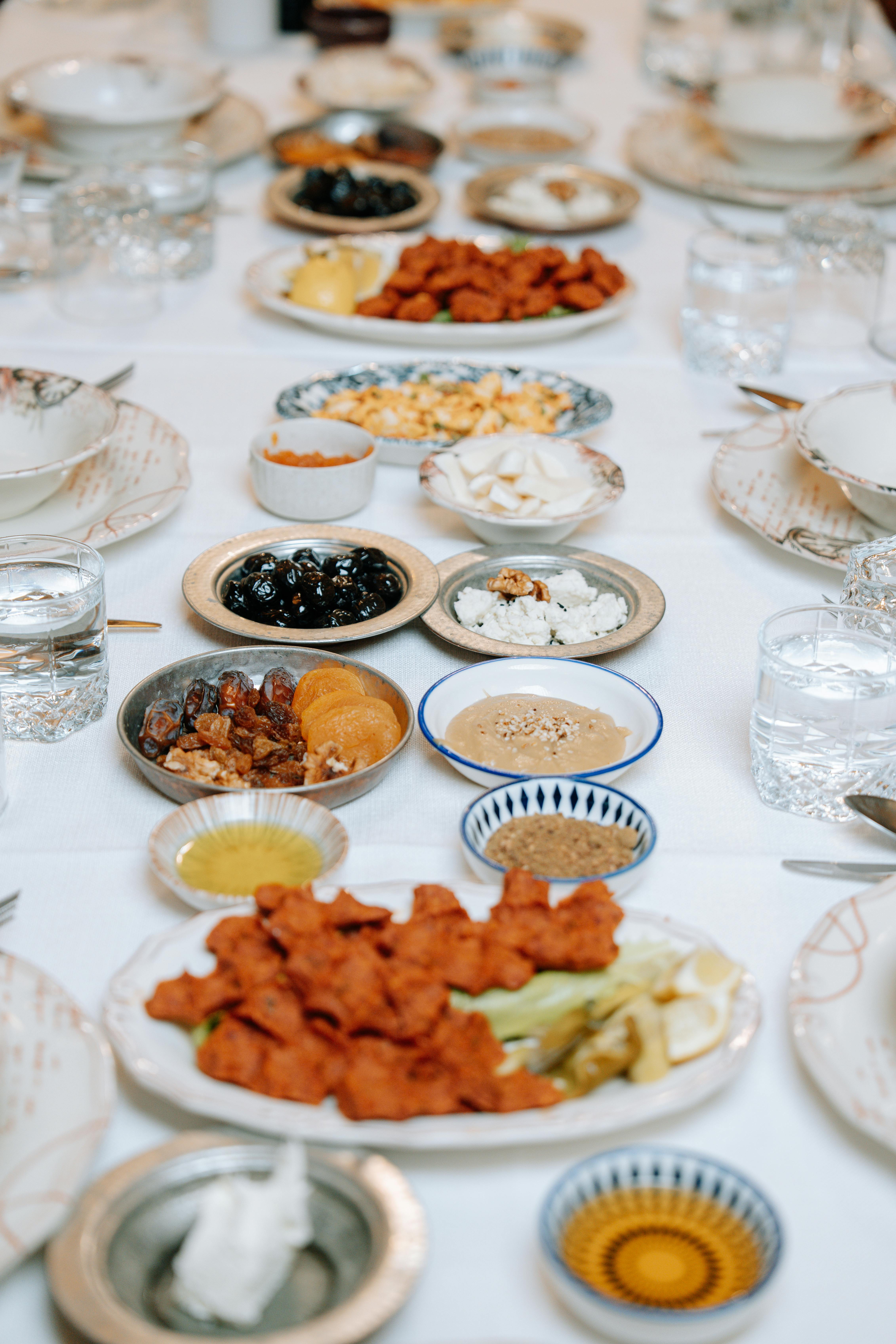無料 豪華なセッティングが施された食卓には、様々な前菜や料理が並び、お祝いの食事に最適です。 写真素材