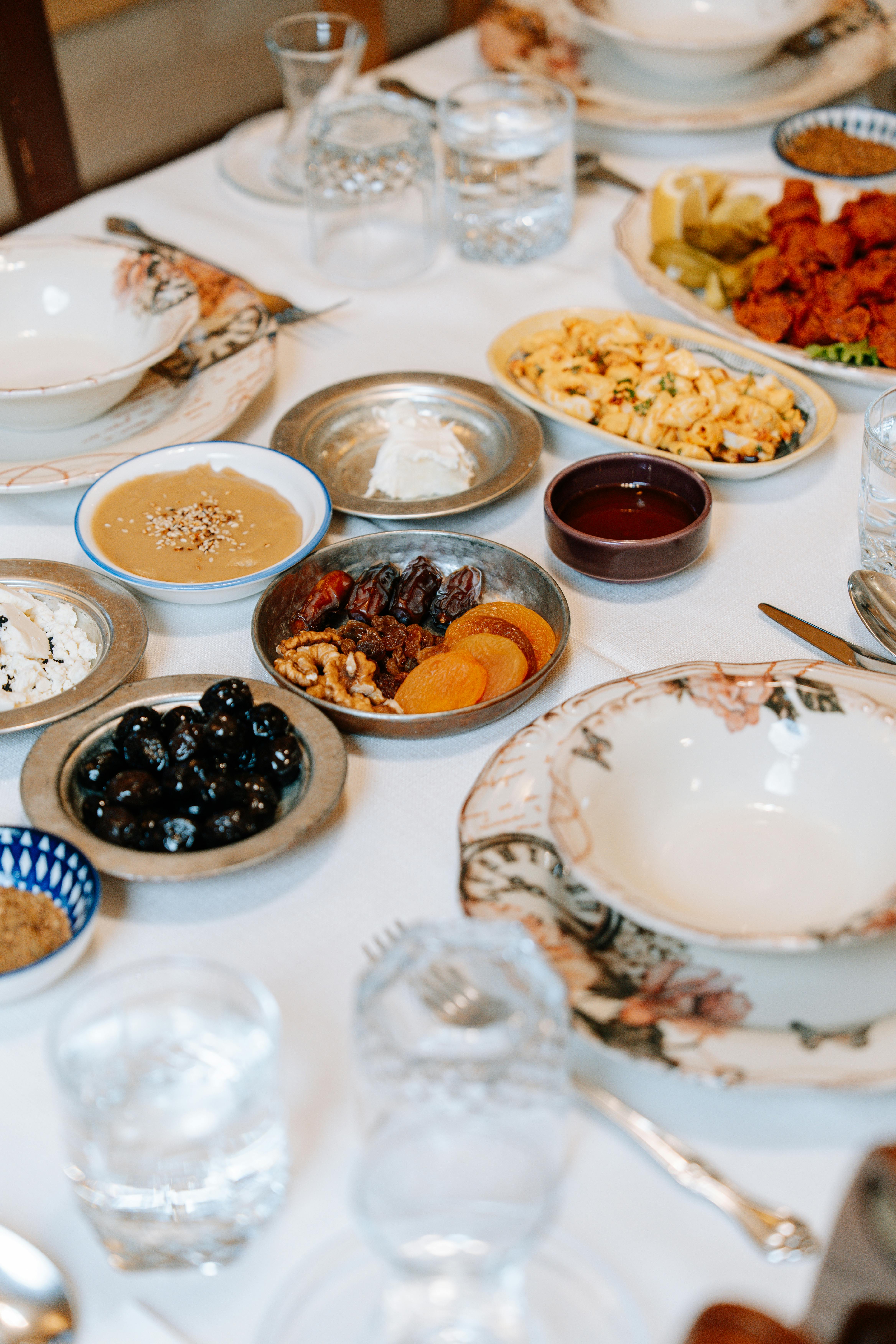 Kostenlos Eine wunderschön gedeckte mediterrane Tafel mit einer Auswahl an köstlichen Gerichten, perfekt für gesellige Zusammenkünfte. Stock-Foto