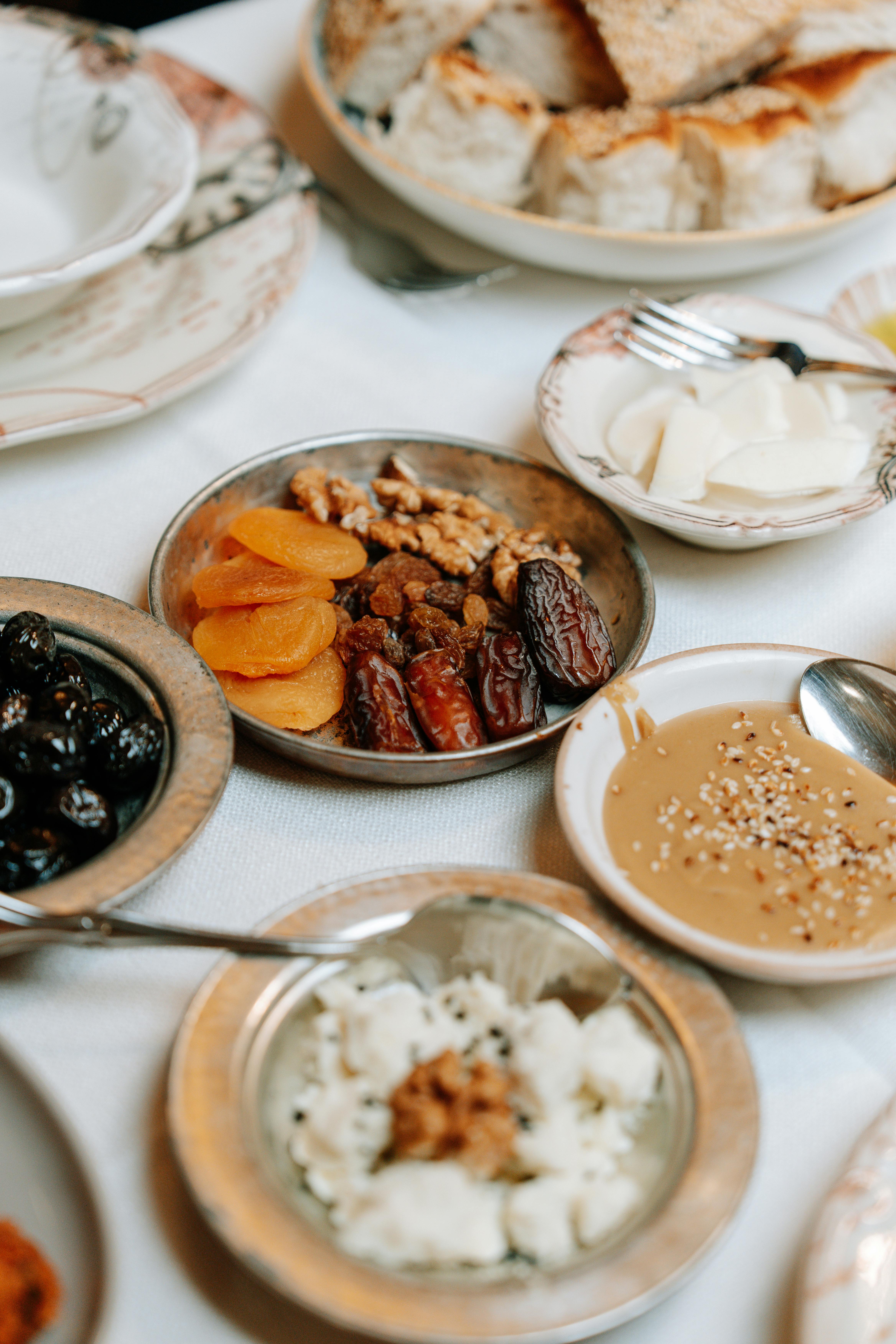 De franc Un deliciós esmorzar d'Orient Mitjà amb fruits secs, fruita seca, tahini i pa fresc. Foto d'estoc