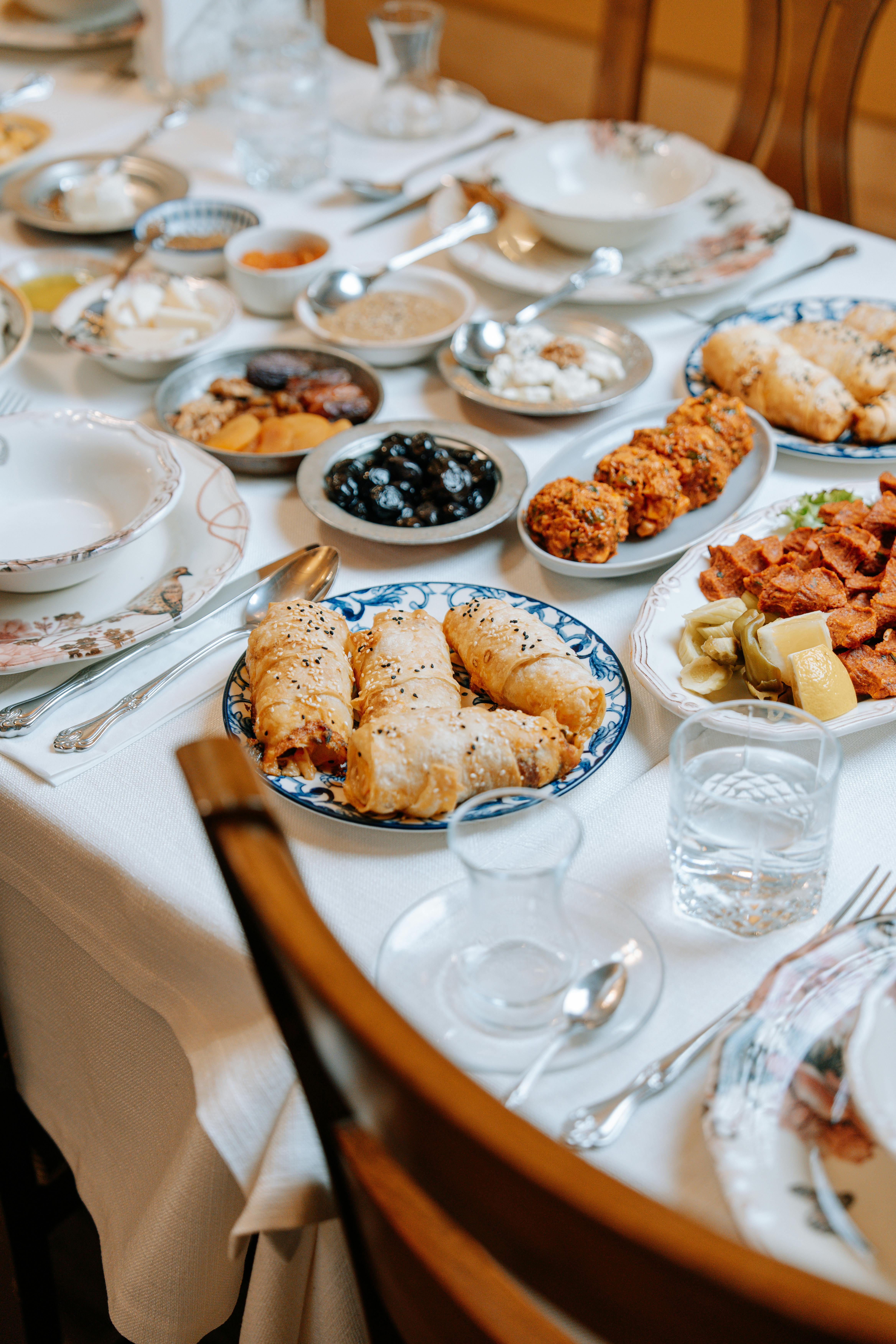 grátis Mesa de jantar suntuosa com uma variedade de pratos multiculturais deliciosos, perfeita para uma reunião festiva. Foto profissional