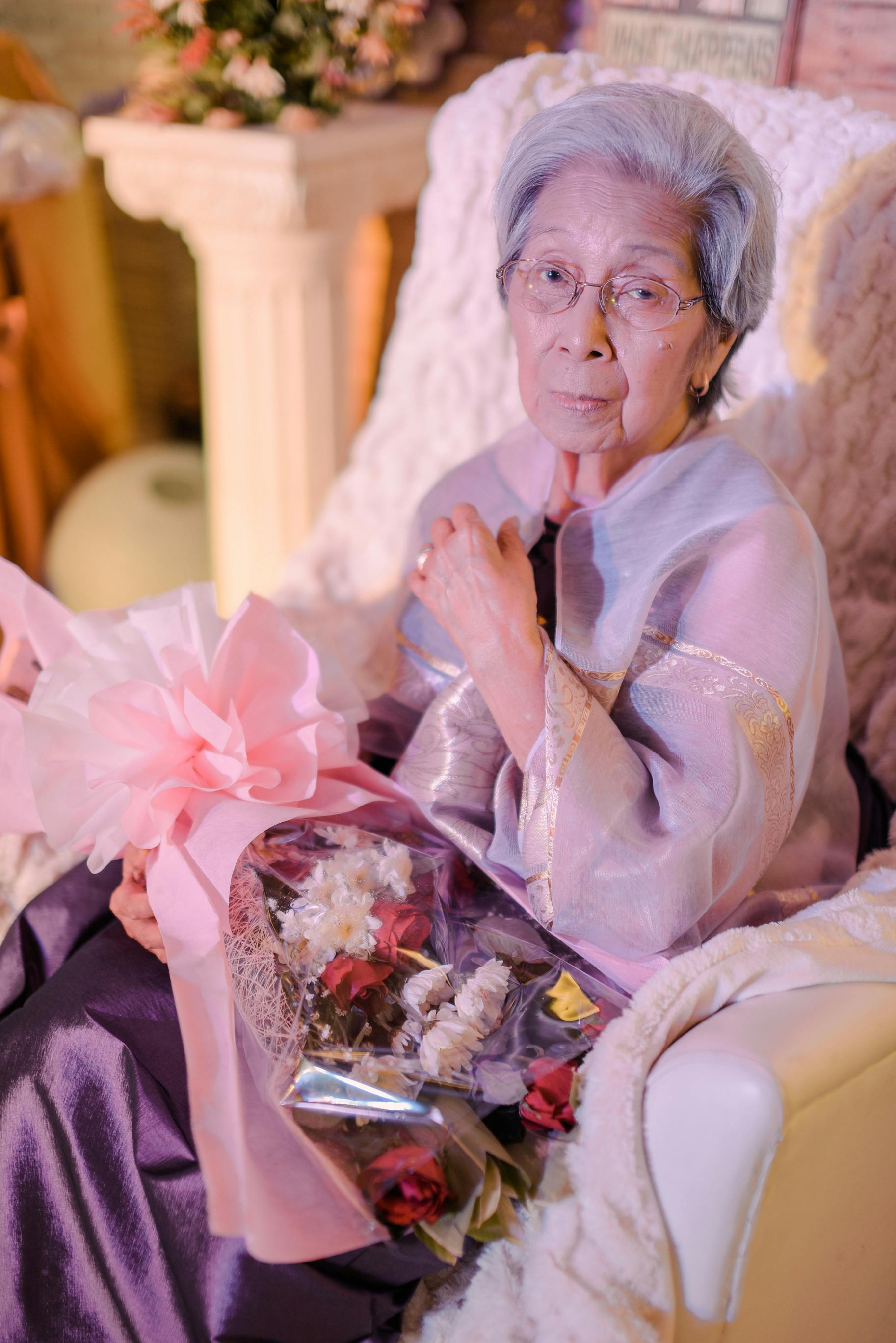 Kostnadsfria Kostnadsfri bild av äldre kvinna, äldrevård, ära Stock foto