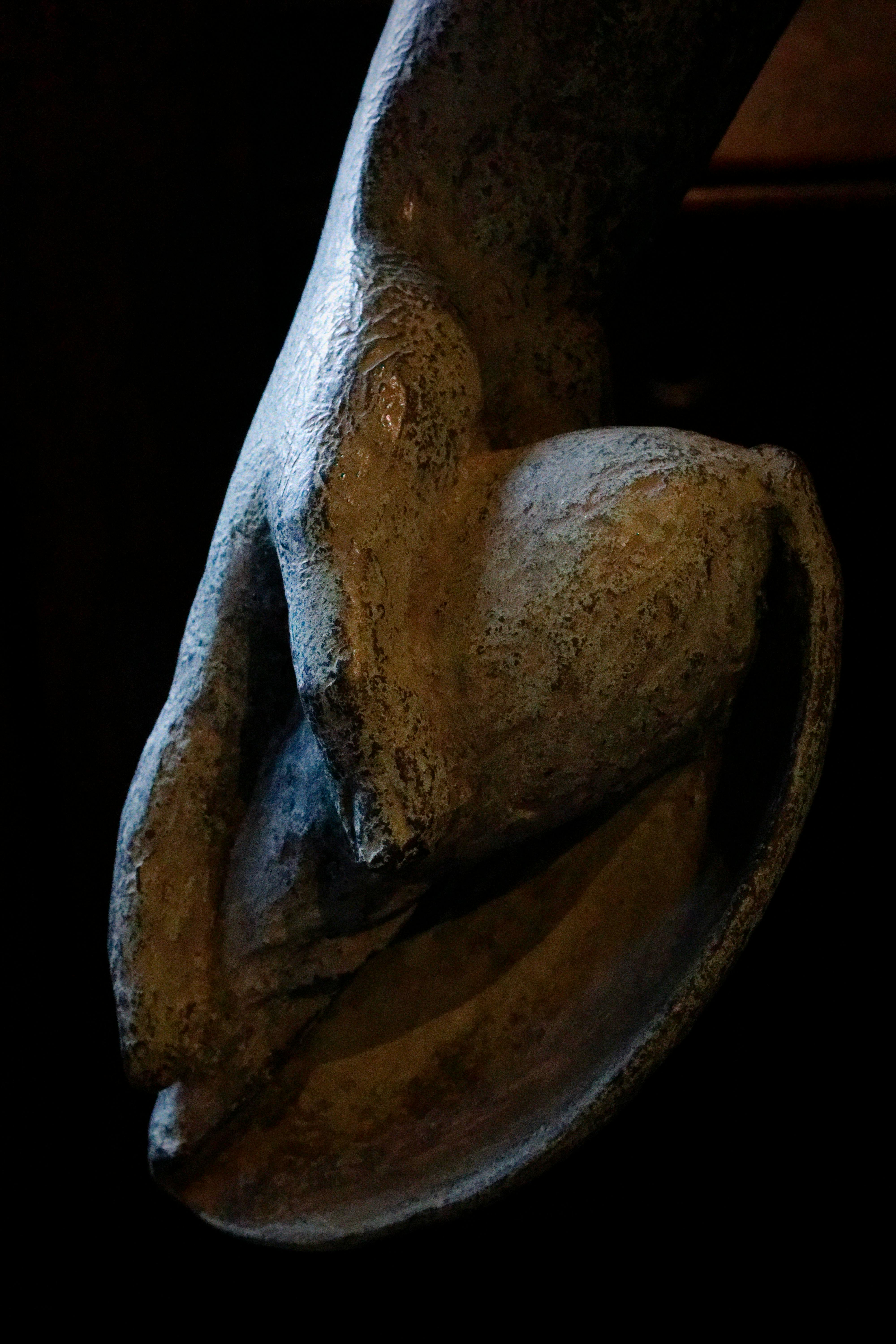 ingyenes Egy viharvert kőszobor bonyolult közeli képe drámai árnyékokkal. Stockfotó