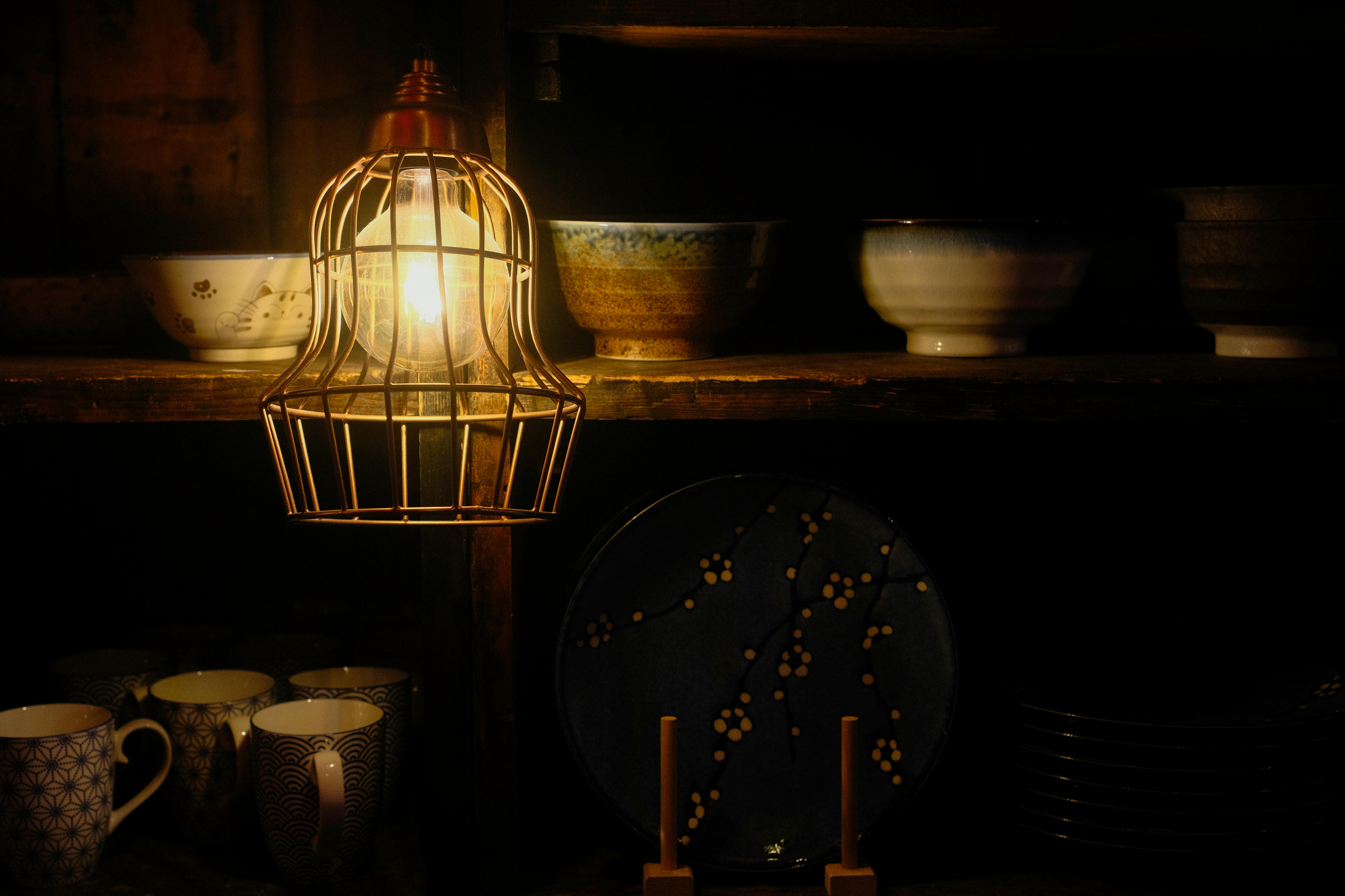 Gratuit Scène intérieure paisible en céramique, baignée d'une lumière tamisée et d'une douce lueur artistique, mettant en valeur la poterie et la décoration intérieure à Dublin. Photos