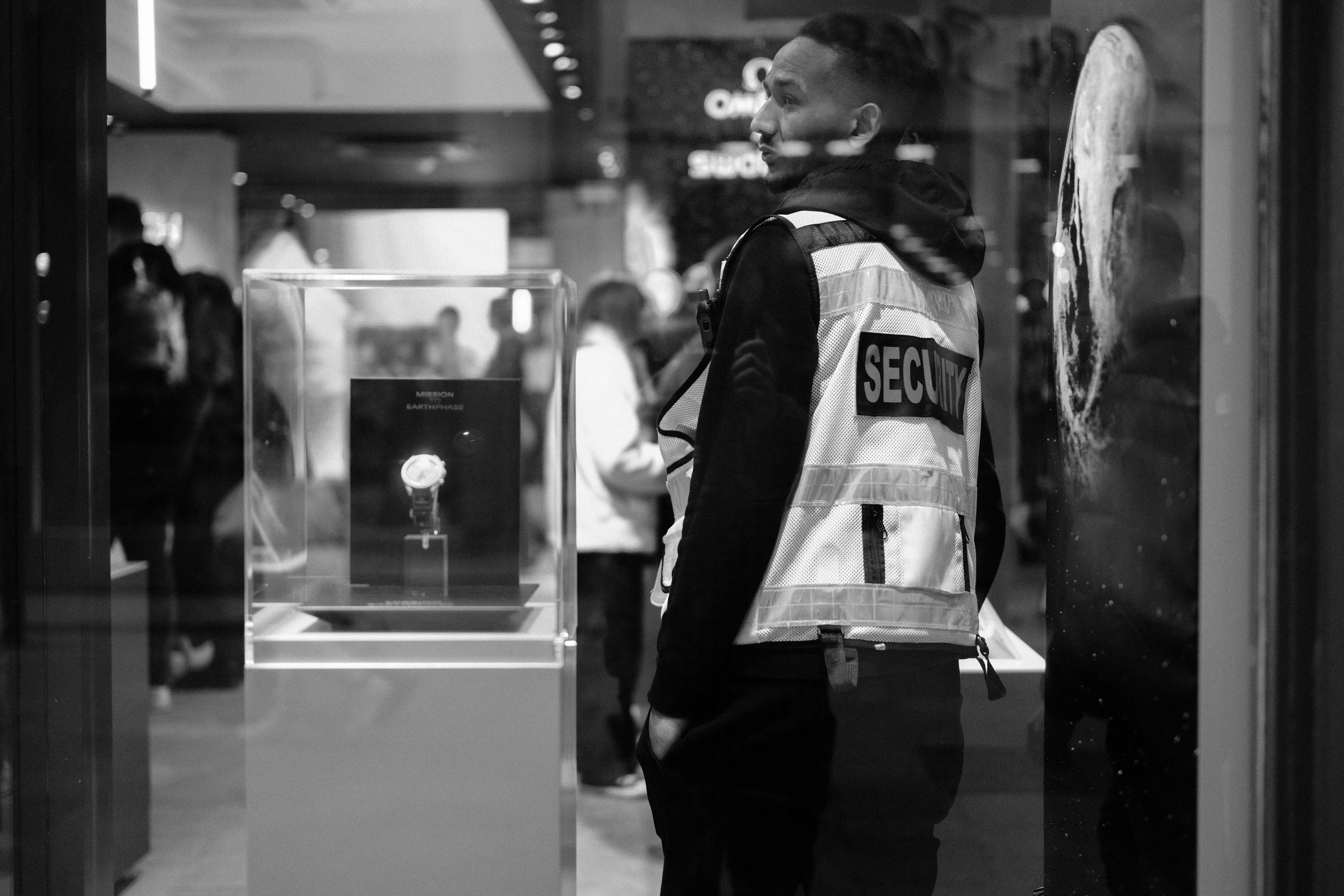 ฟรี เจ้าหน้าที่รักษาความปลอดภัยในร้านค้าหรูแห่งหนึ่งในดับลินยามค่ำคืน แสดงให้เห็นถึงระบบรักษาความปลอดภัยในเมืองและบรรยากาศการค้าปลีก คลังภาพถ่าย