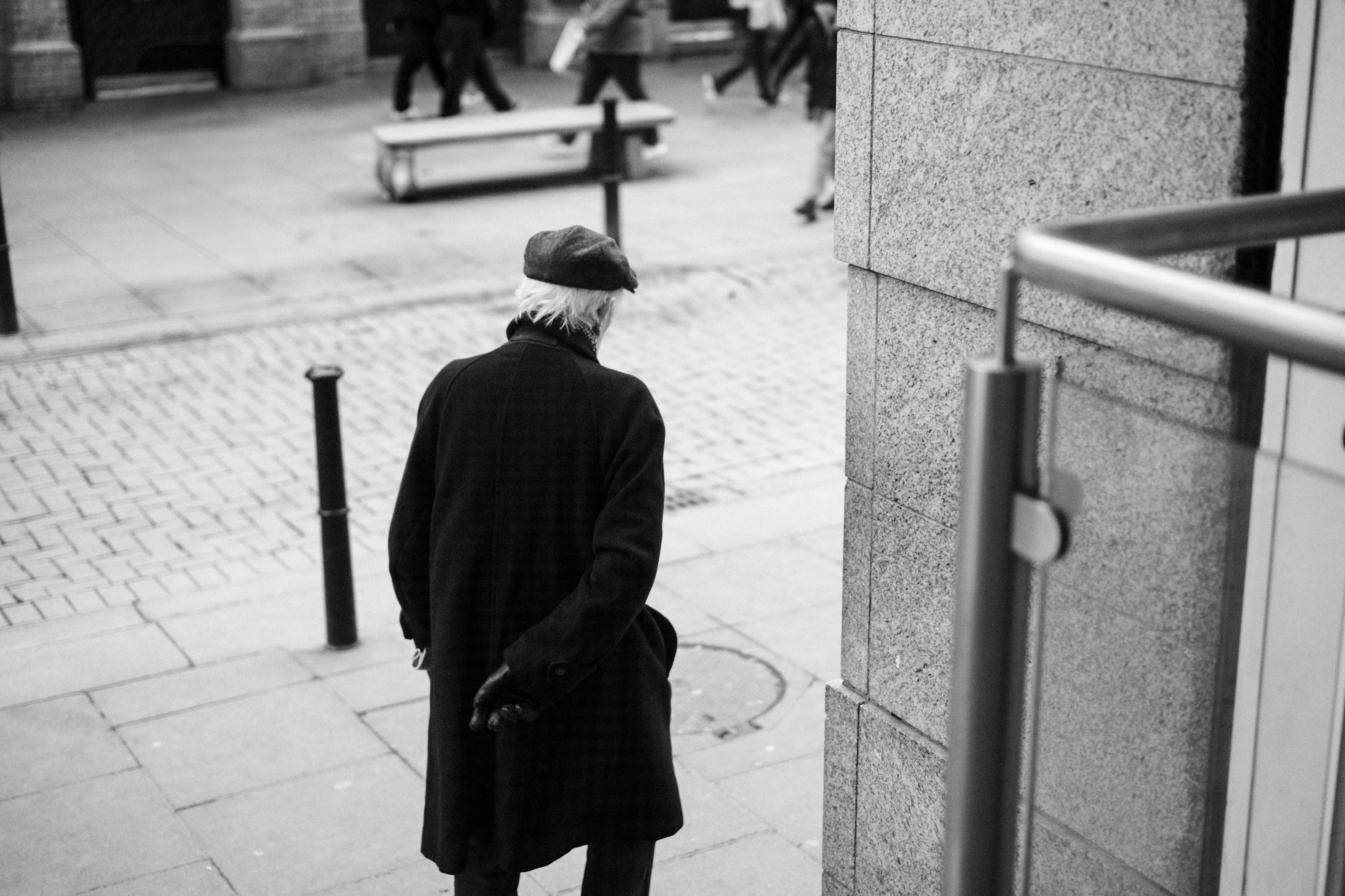 gratis Achteraanzicht van een man in een jas die door een rustige straat in Dublin loopt in de winter. Stockfoto