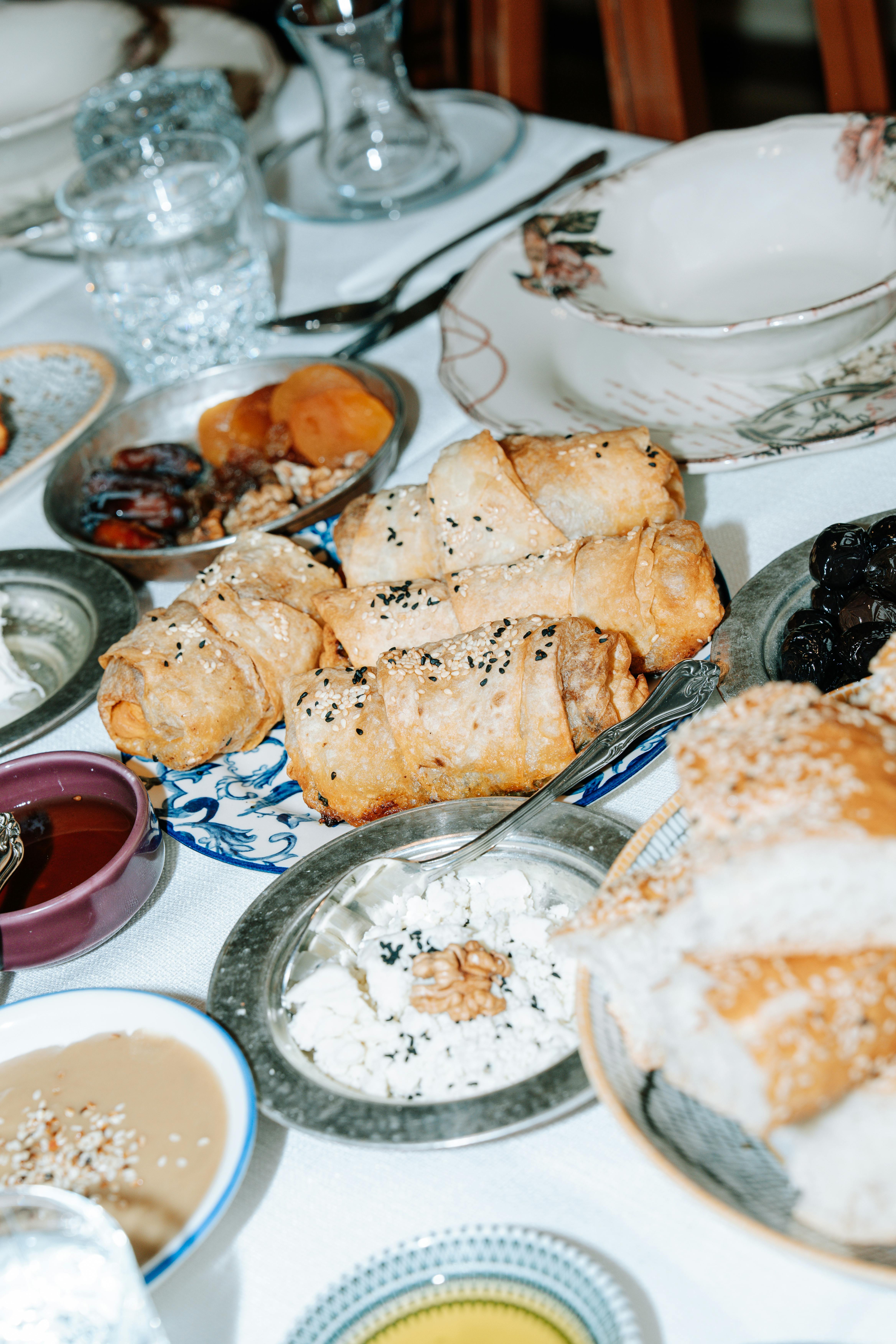Gratuit Un assortiment somptueux de pâtisseries et de plats méditerranéens, parfait pour les fêtes. Photos