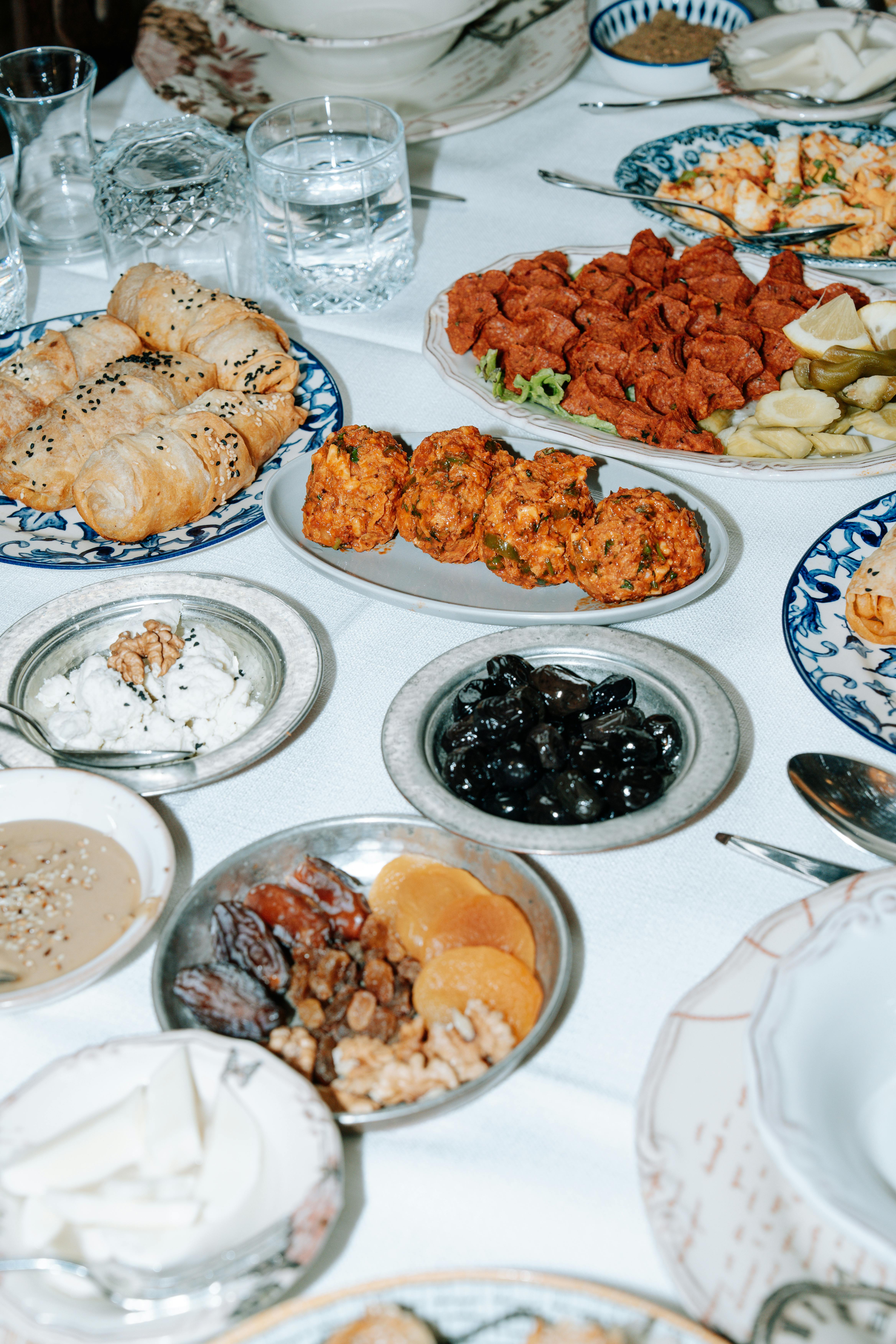 grátis Uma vibrante seleção de pratos do Oriente Médio sobre uma mesa, exibindo uma deliciosa mistura de texturas e sabores. Foto profissional