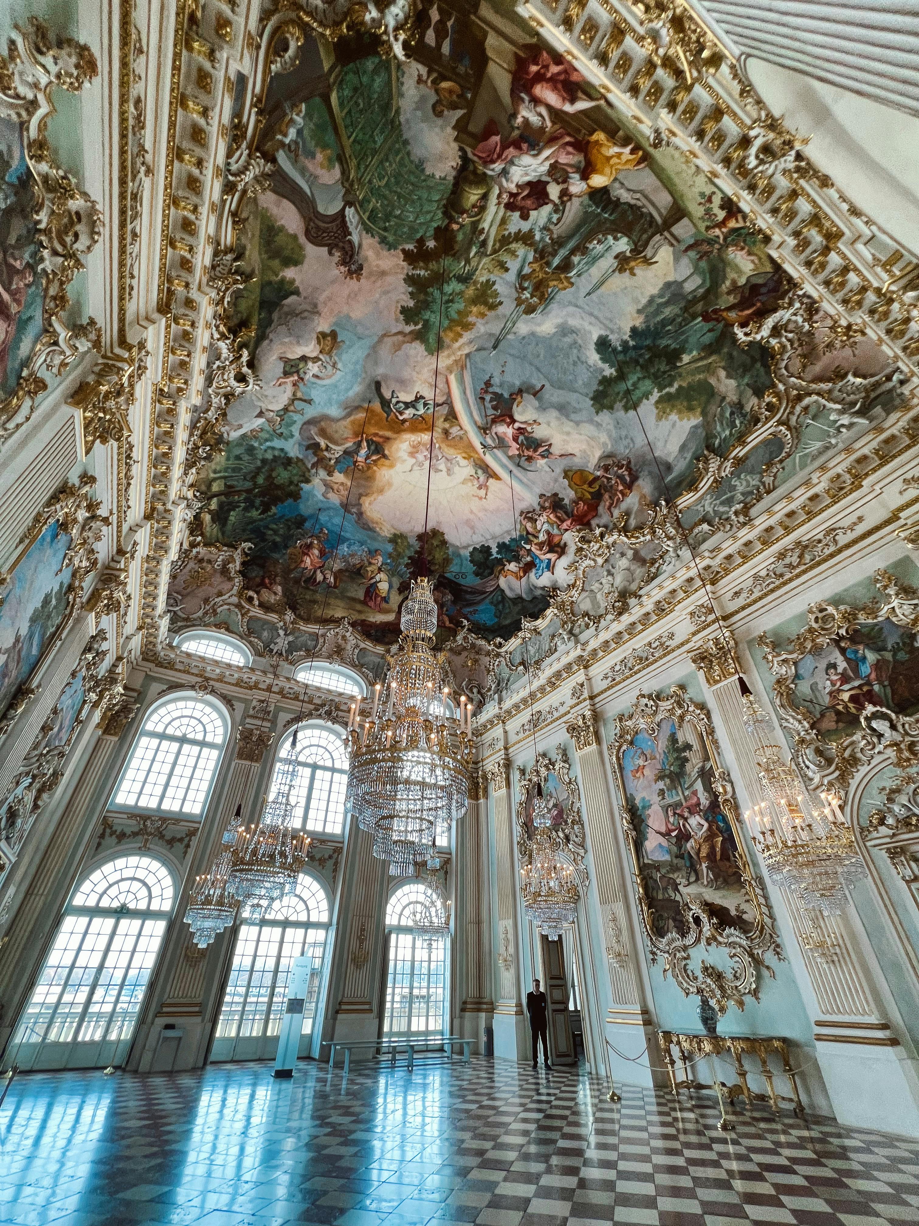 Miễn phí Nội thất cung điện Baroque tuyệt đẹp với những bức bích họa tinh xảo và đèn chùm lộng lẫy. Ảnh lưu trữ