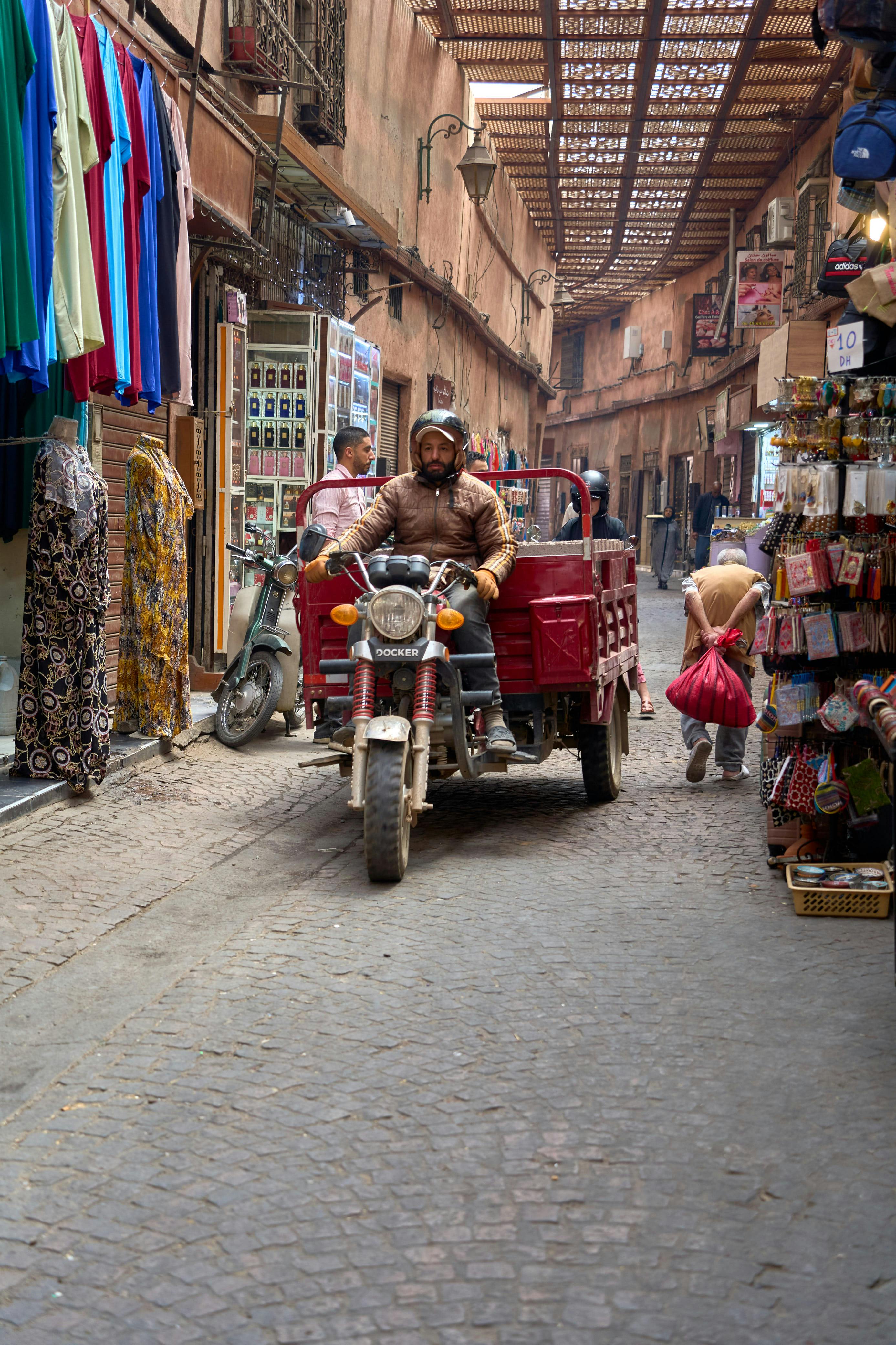 Miễn phí Khu phố chợ nhộn nhịp ở Marrakesh tấp nập người, xe cộ và các gian hàng đầy màu sắc. Ảnh lưu trữ