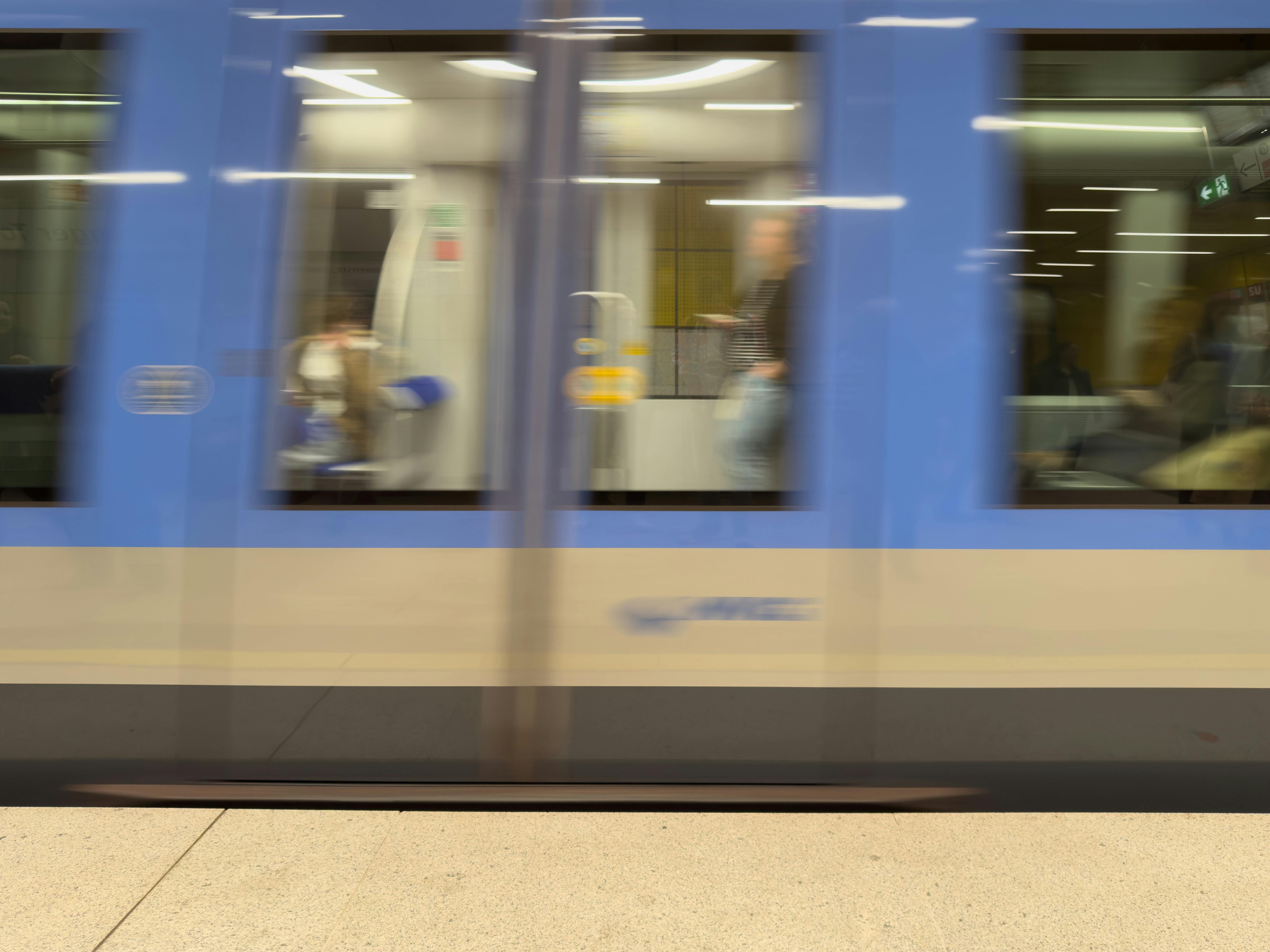 免費 地鐵列車駛過城市車站的模糊運動，突顯了速度和通勤。 圖庫相片