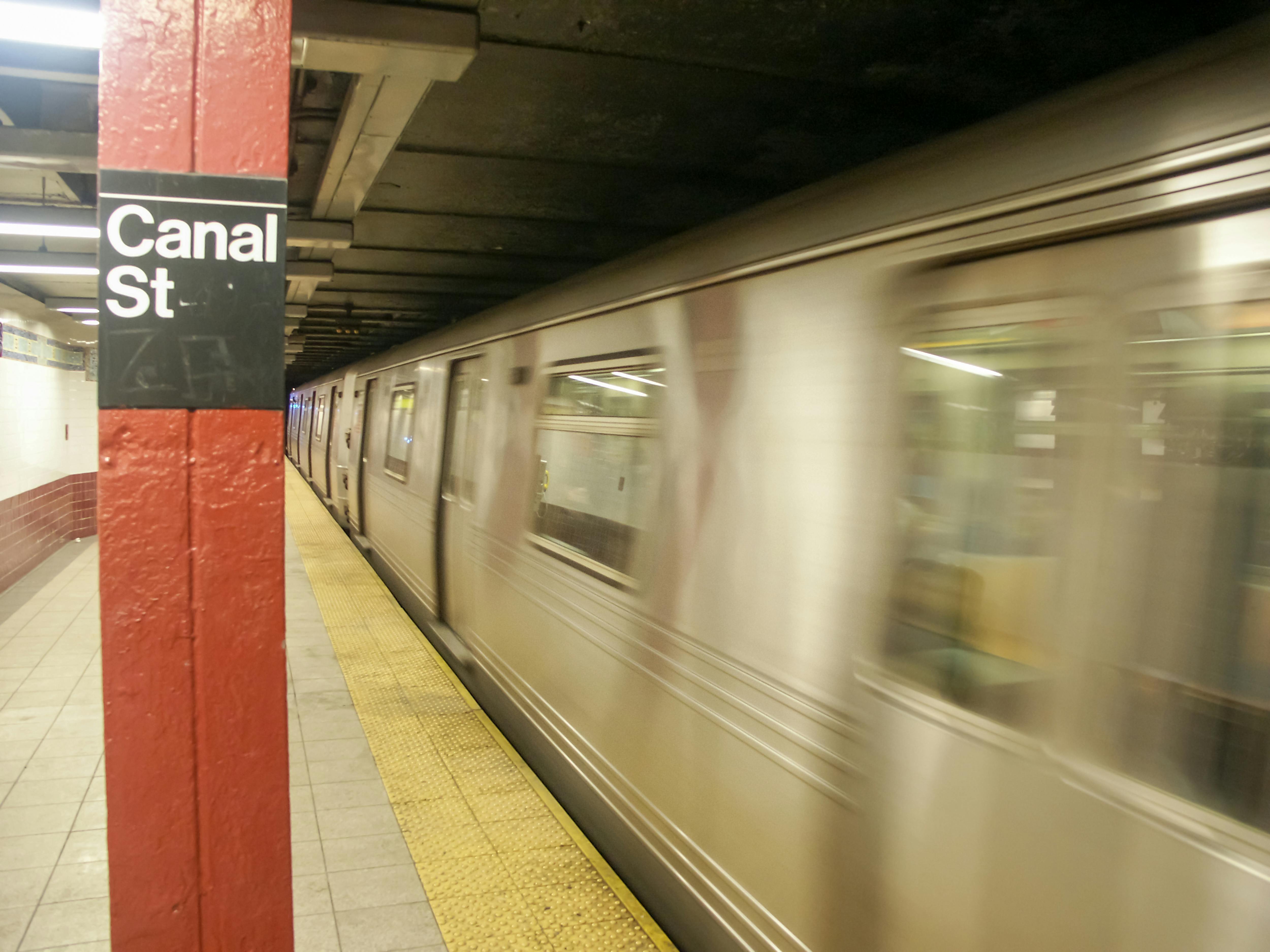 grátis Imagem dinâmica de um trem em alta velocidade passando pela estação de metrô Canal Street, na cidade de Nova York. Foto profissional