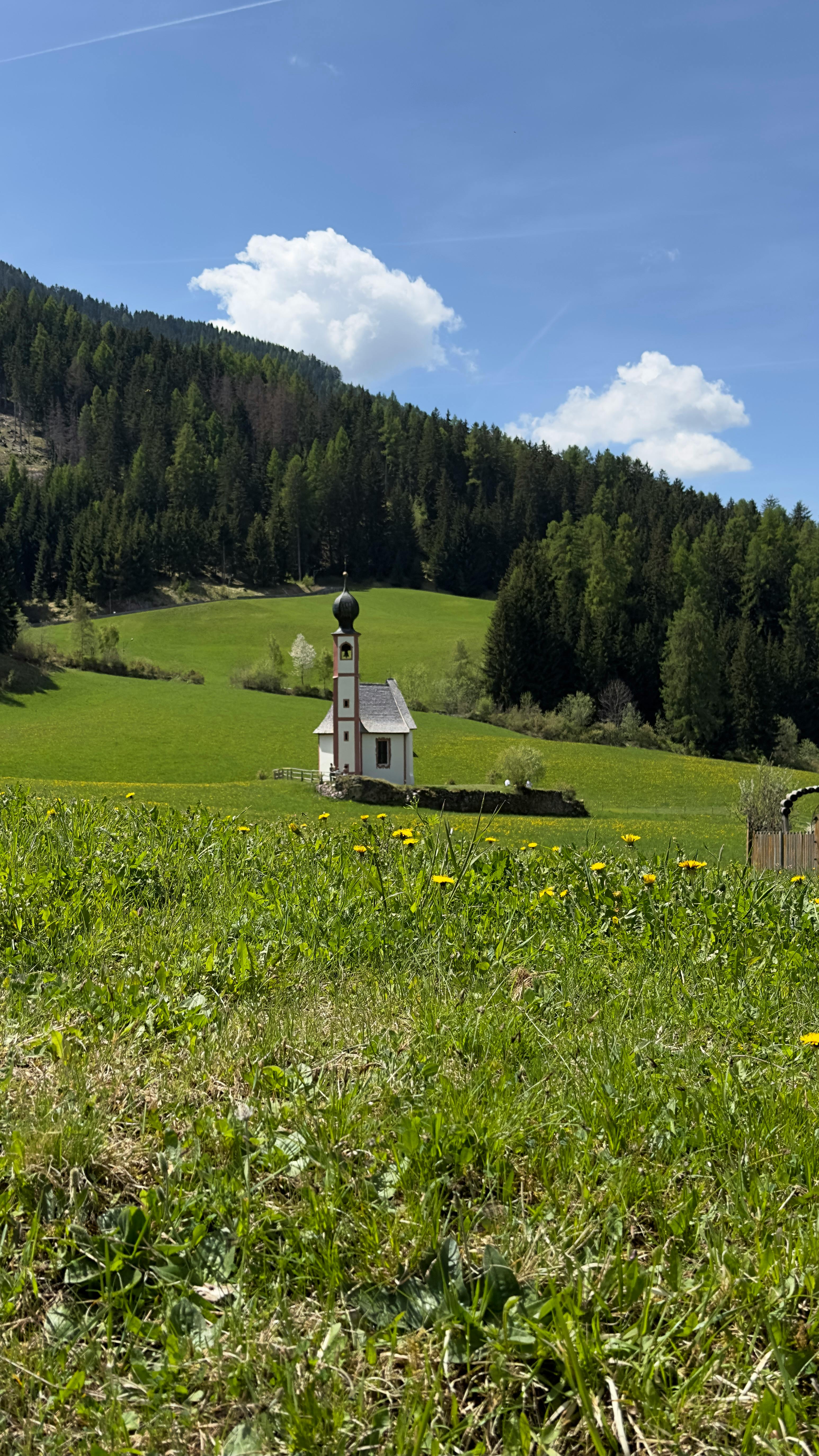 Gratuit Paysage rural idyllique avec chapelle, champs verdoyants et ciel bleu dans le Tyrol du Sud, en Italie. Photos