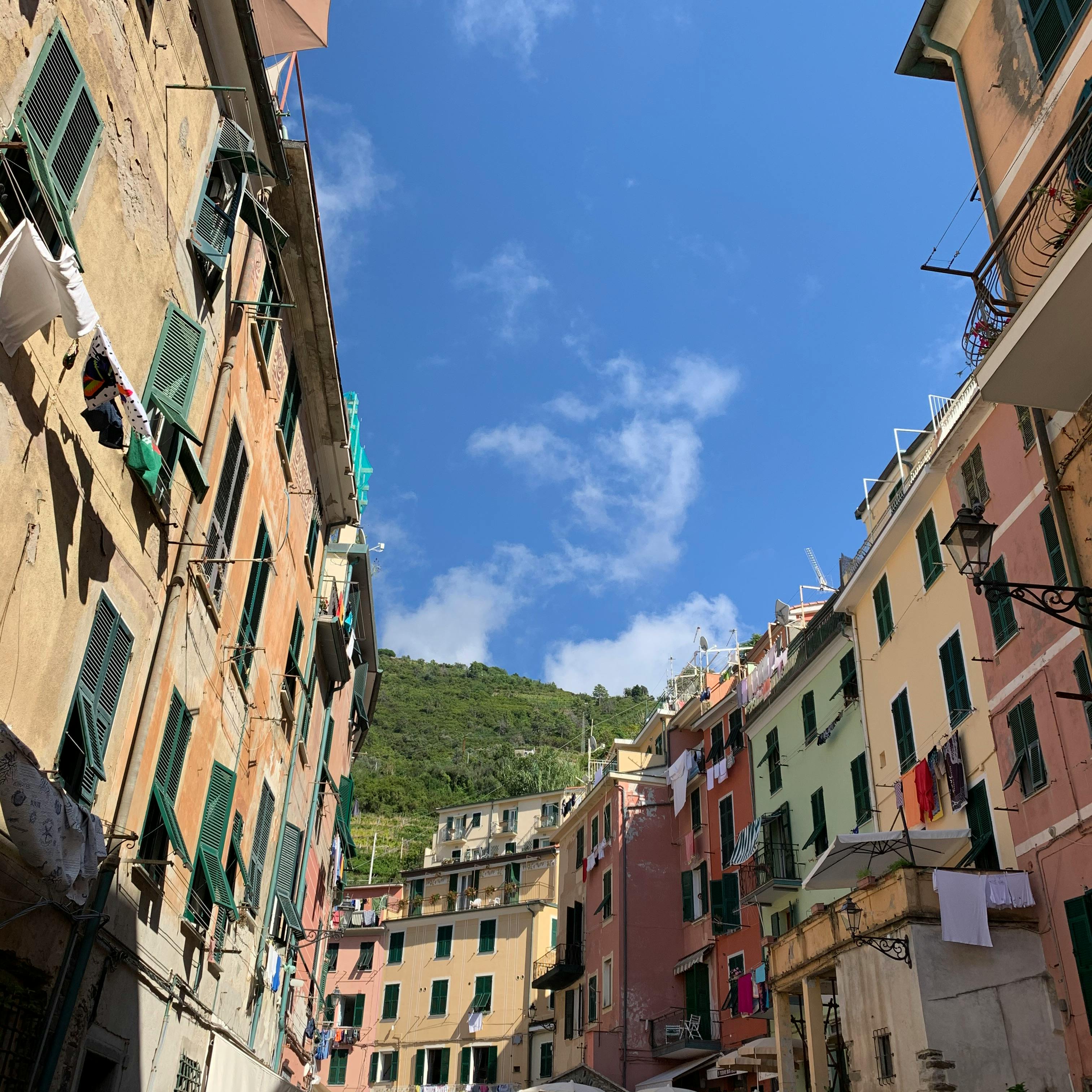 Gratis Edificios coloridos bajo un cielo azul despejado en Vernazza, Cinque Terre, que capturan el encanto de un pueblo italiano. Foto de stock