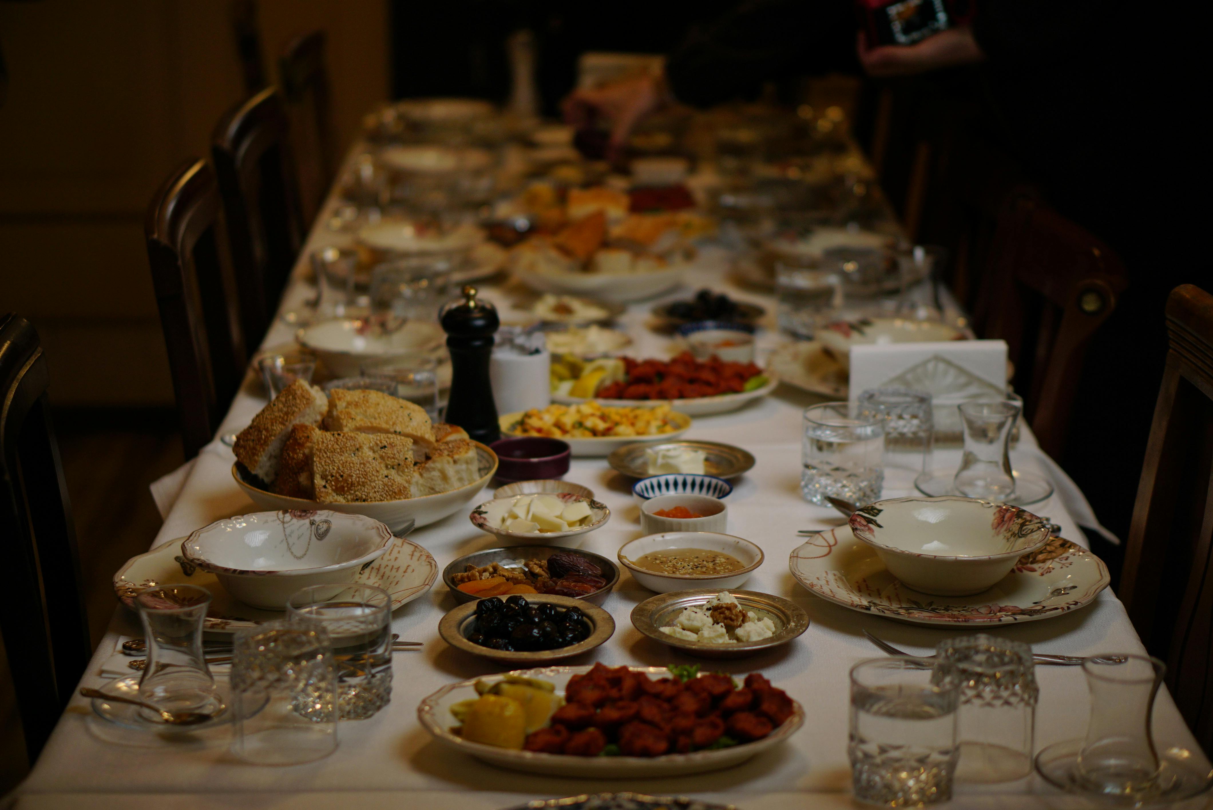 gratis Een elegant gedekte eettafel met diverse traditionele en feestelijke gerechten voor een gezellig samenzijn. Stockfoto