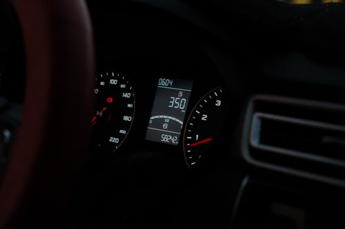 Podświetlony prędkościomierz samochodu nocą