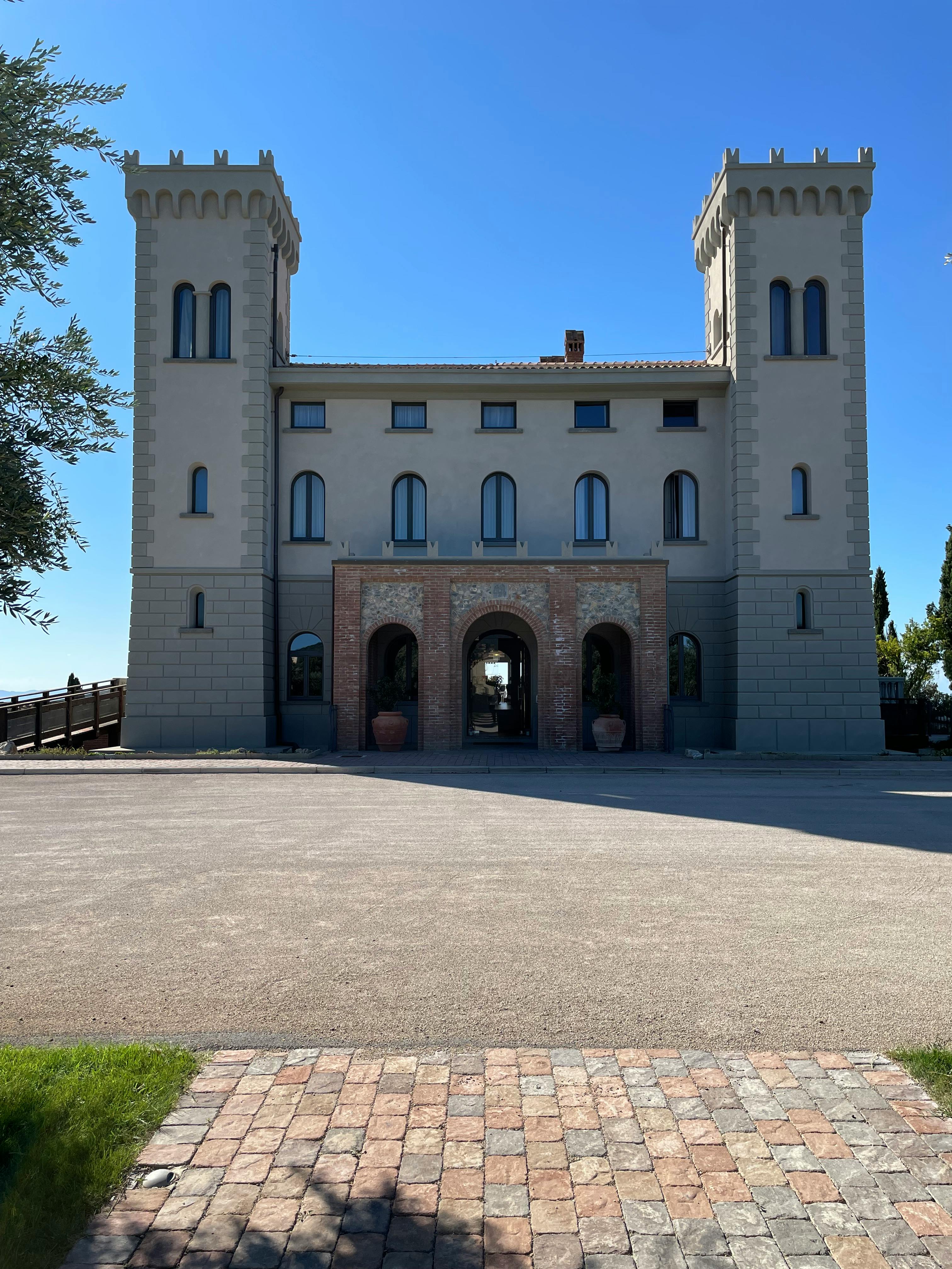De franc Un gran castell amb torres bessones i entrada arquejada que gaudeix de la llum clara del dia. Foto d'estoc