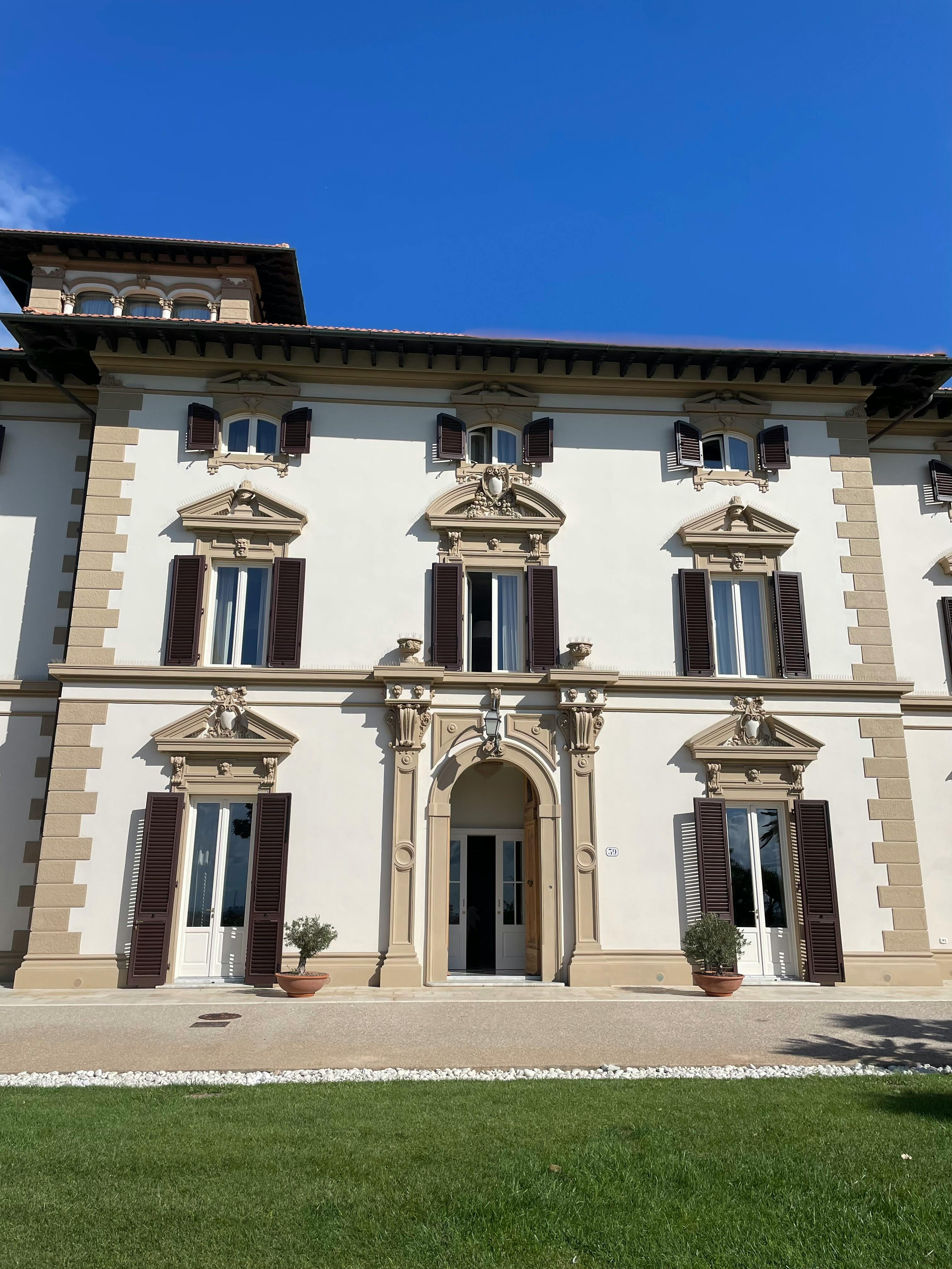 無料 澄み渡る青空の下、トスカーナの歴史的な邸宅 写真素材