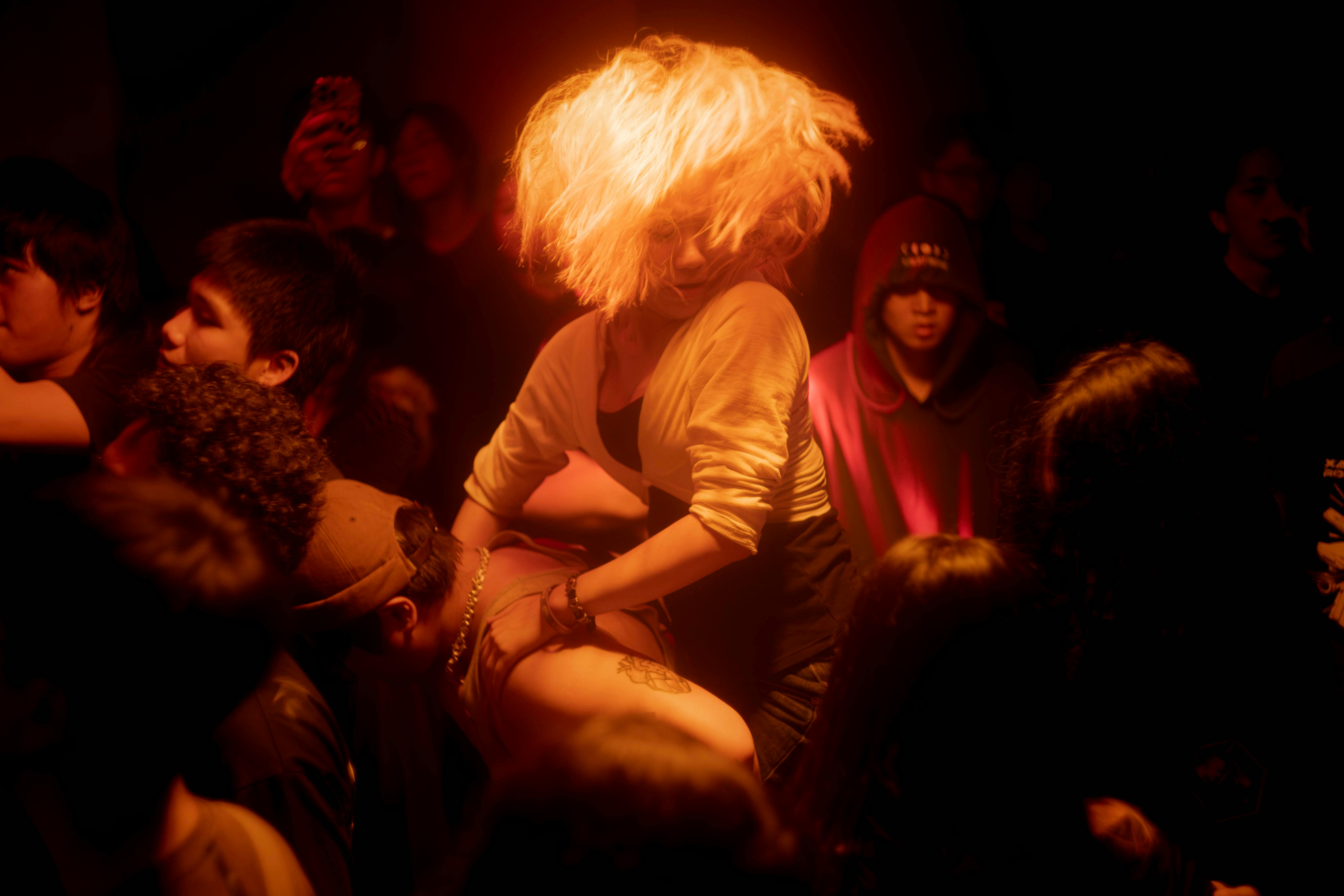 免費 燈光溫暖，夜店舞者活力四射，氣氛熱鬧非凡。 圖庫相片