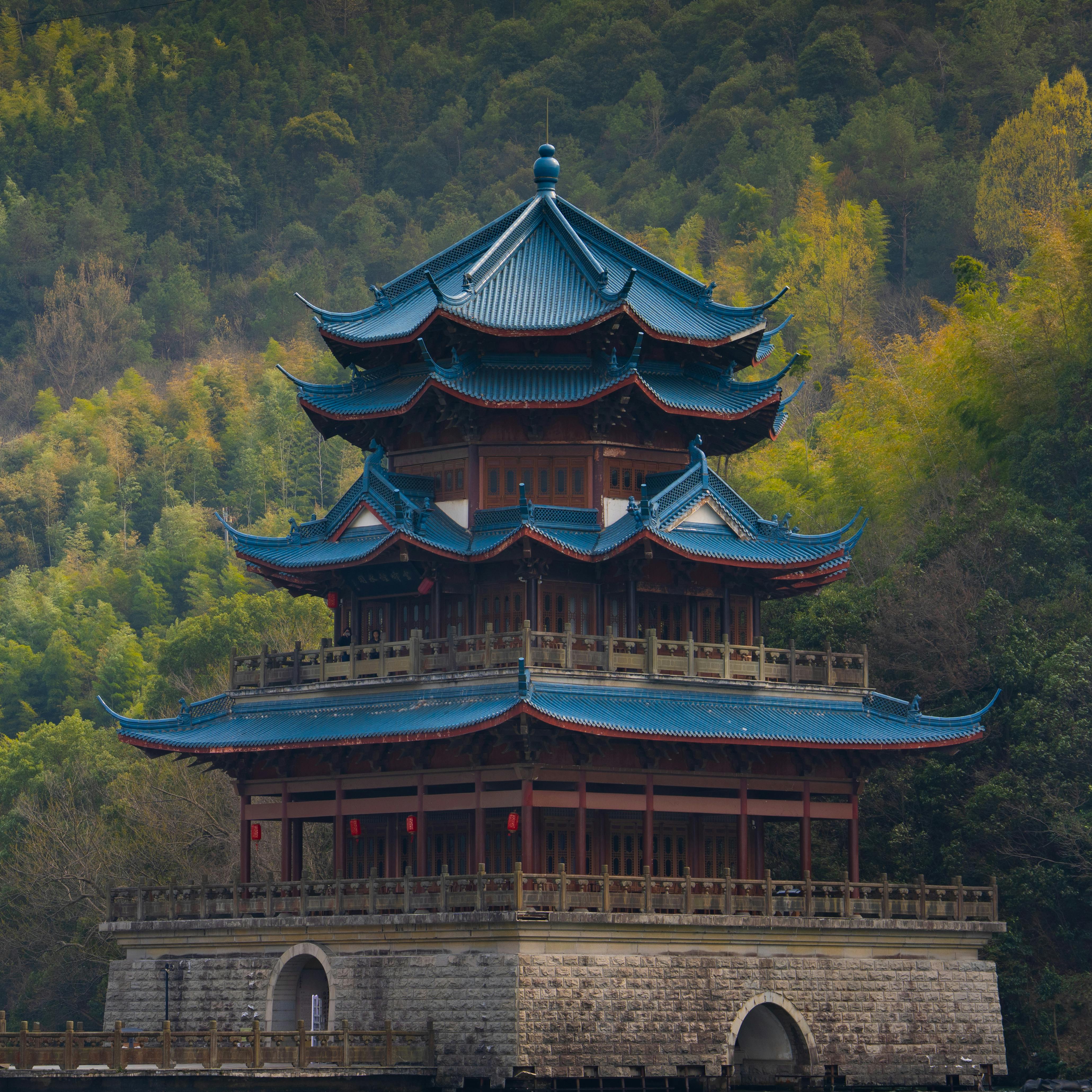 Gratis Fotografía de una pagoda china clásica rodeada de un bosque exuberante que resalta la arquitectura tradicional. Foto de stock