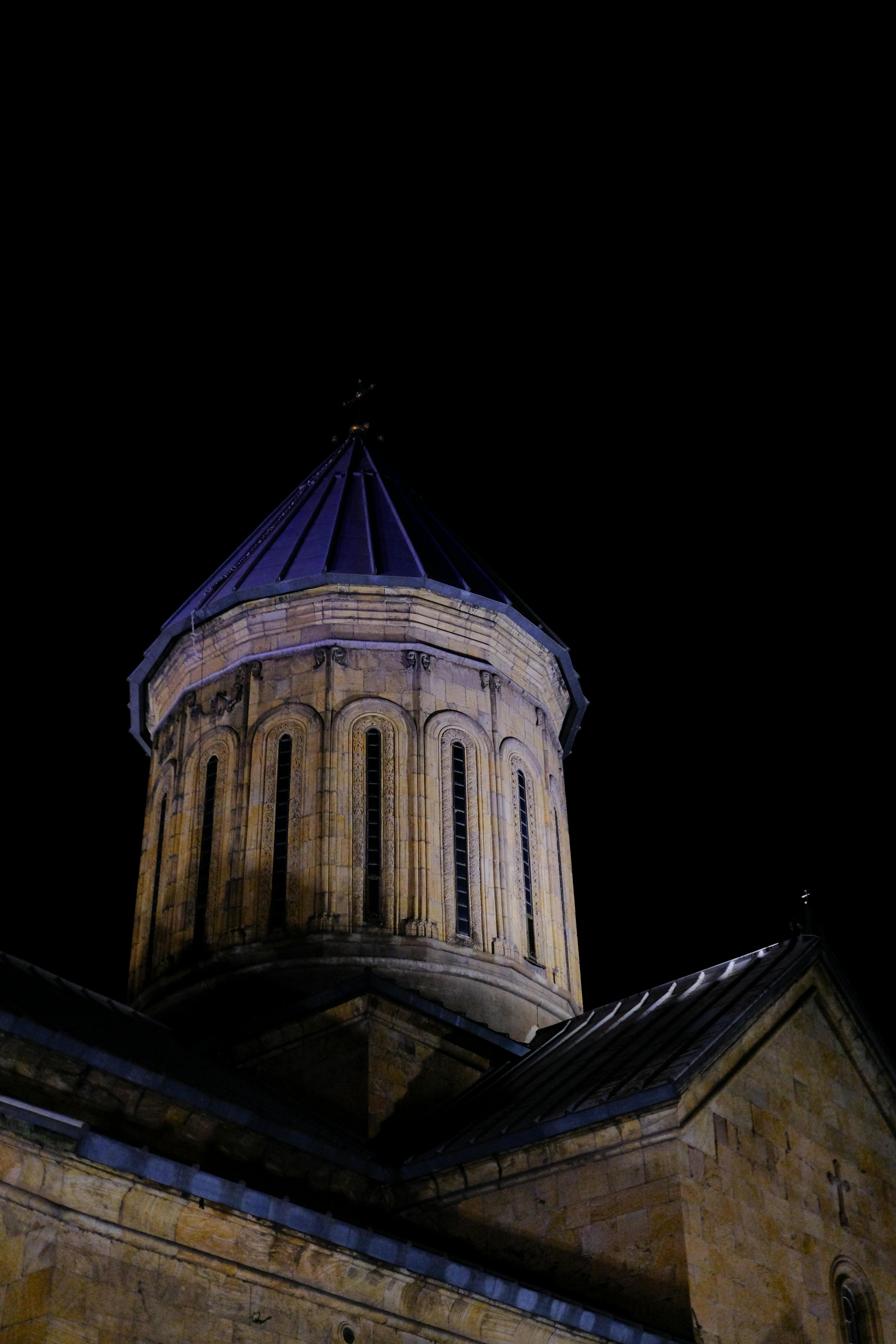grátis Uma deslumbrante foto noturna da cúpula da catedral de Tbilisi, que exibe sua beleza arquitetônica. Perfeita para temas urbanos e de viagem. Foto profissional