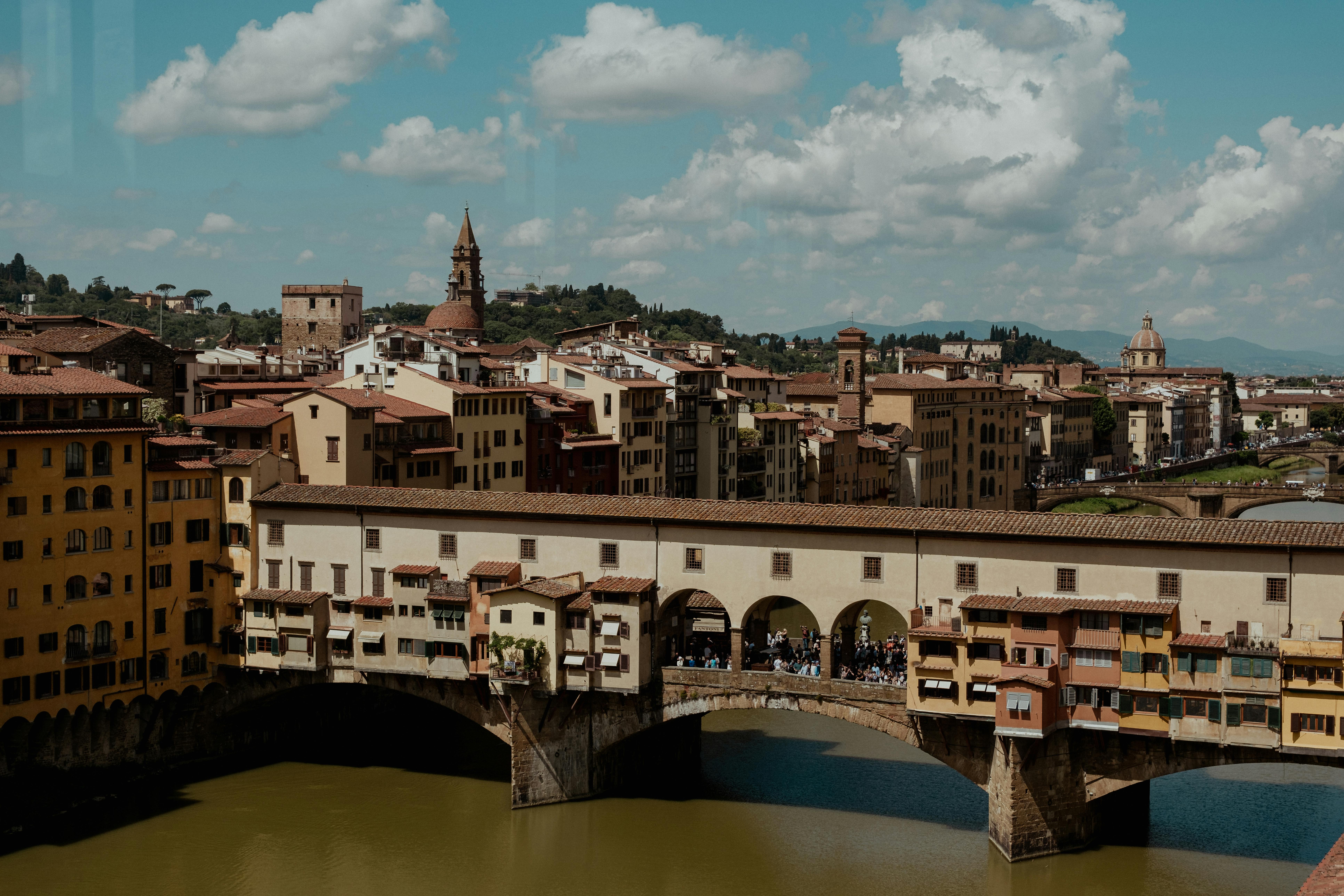 gratis Uitzicht op de Ponte Vecchio en de historische skyline van Florence onder een stralende hemel. Stockfoto