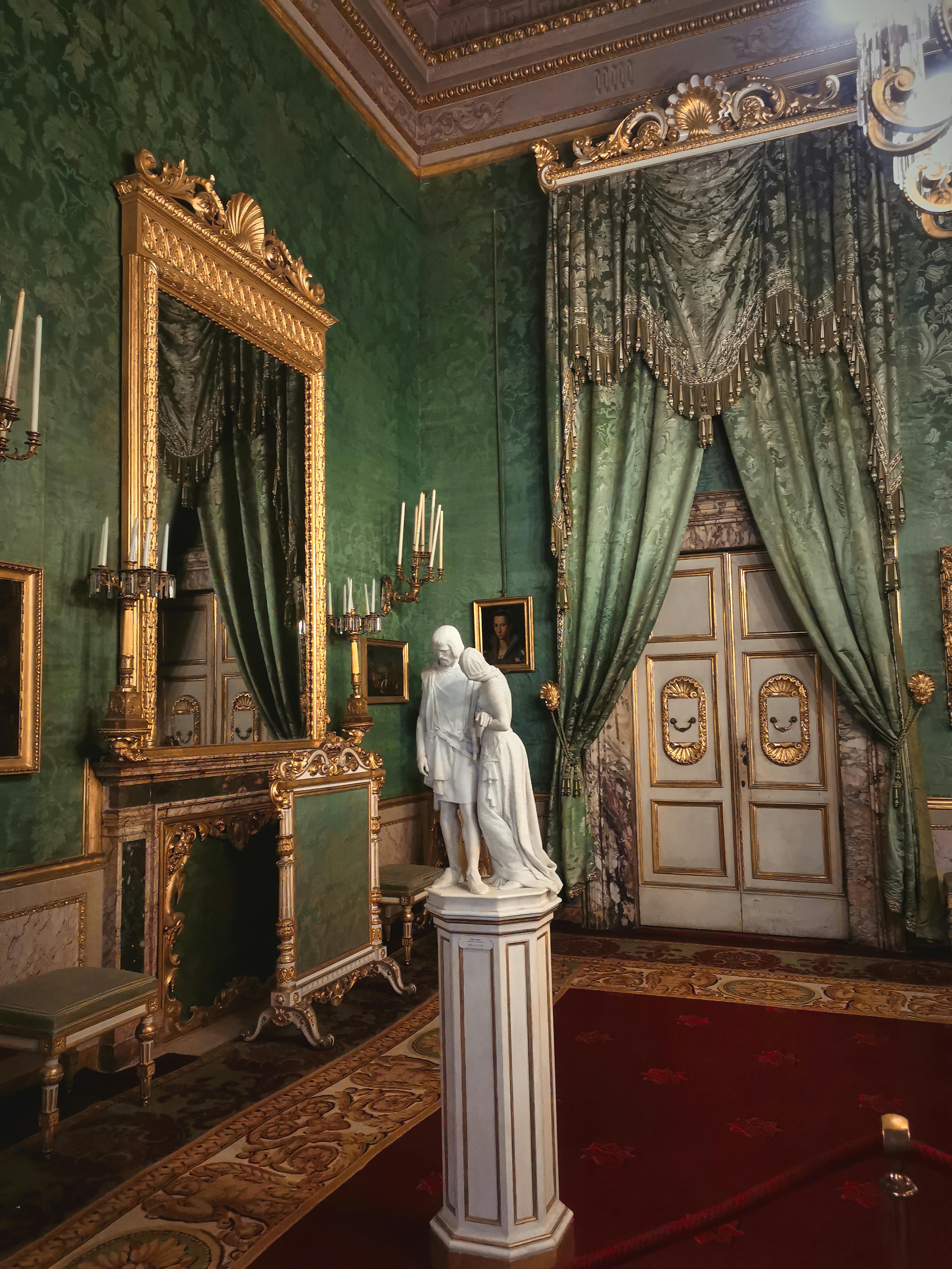 gratis Een rijkelijk versierde renaissancekamer in een historisch palazzo in Florence, met een sierlijk interieur en een marmeren standbeeld. Stockfoto