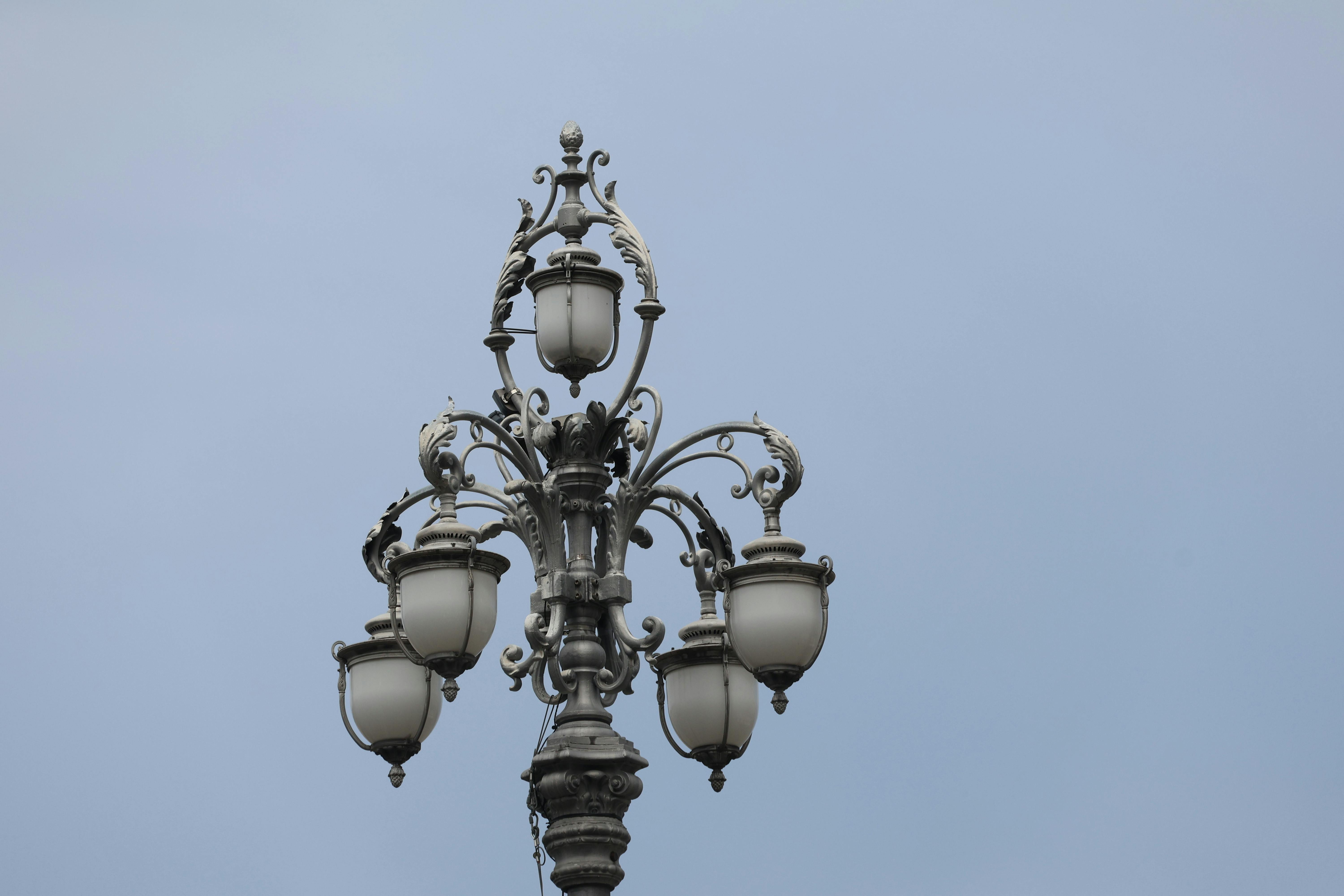 Gratis Udsmykket vintage gadelampe taget mod en klar blå himmel baggrund. Lagerfoto