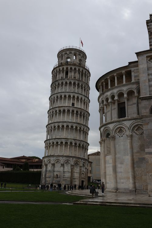 Free Capture of the Leaning Tower of Pisa in Piazza dei Miracoli, a famous architectural wonder. Stock Photo