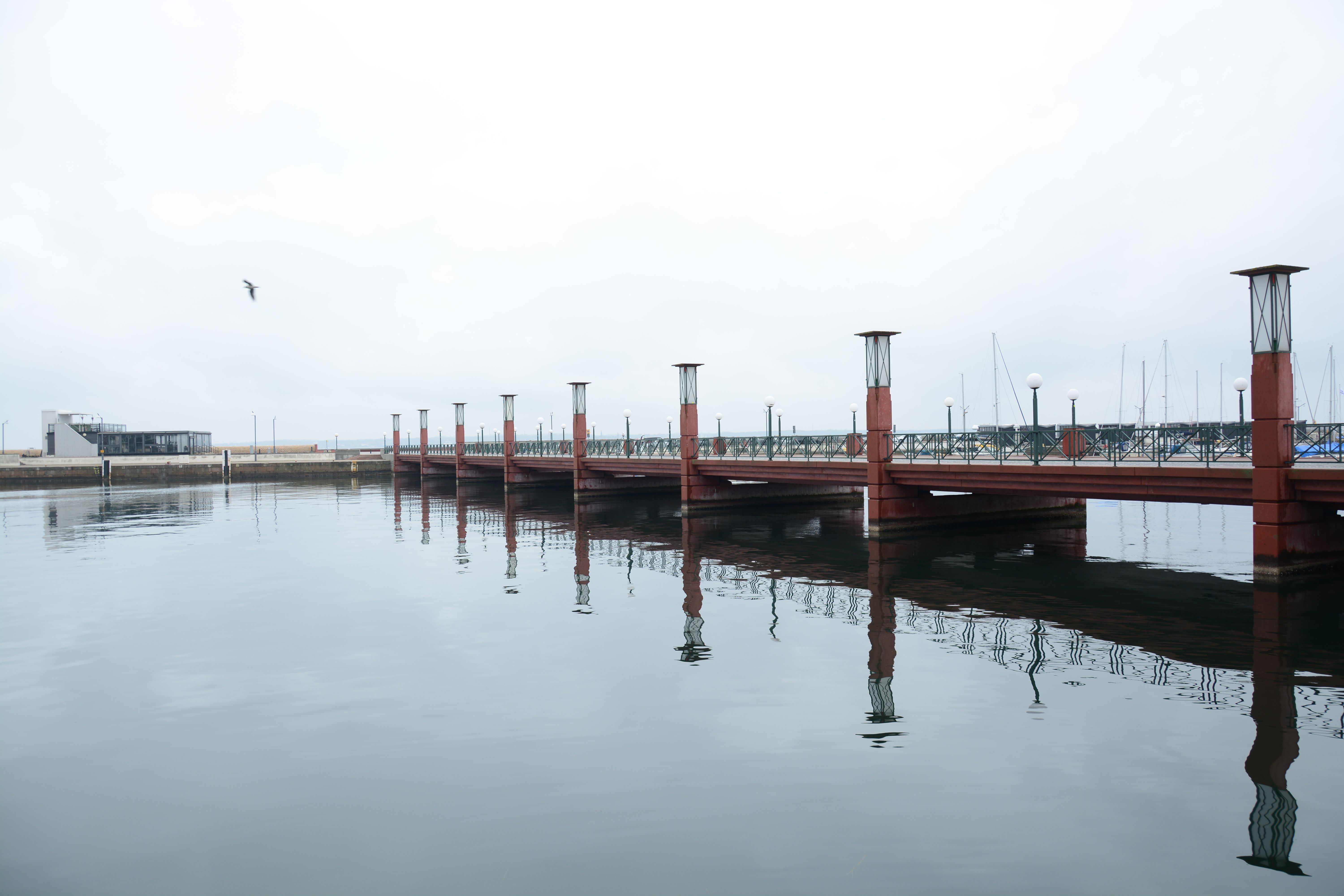 Un ponton fluvial désert sous un ciel gris et couvert