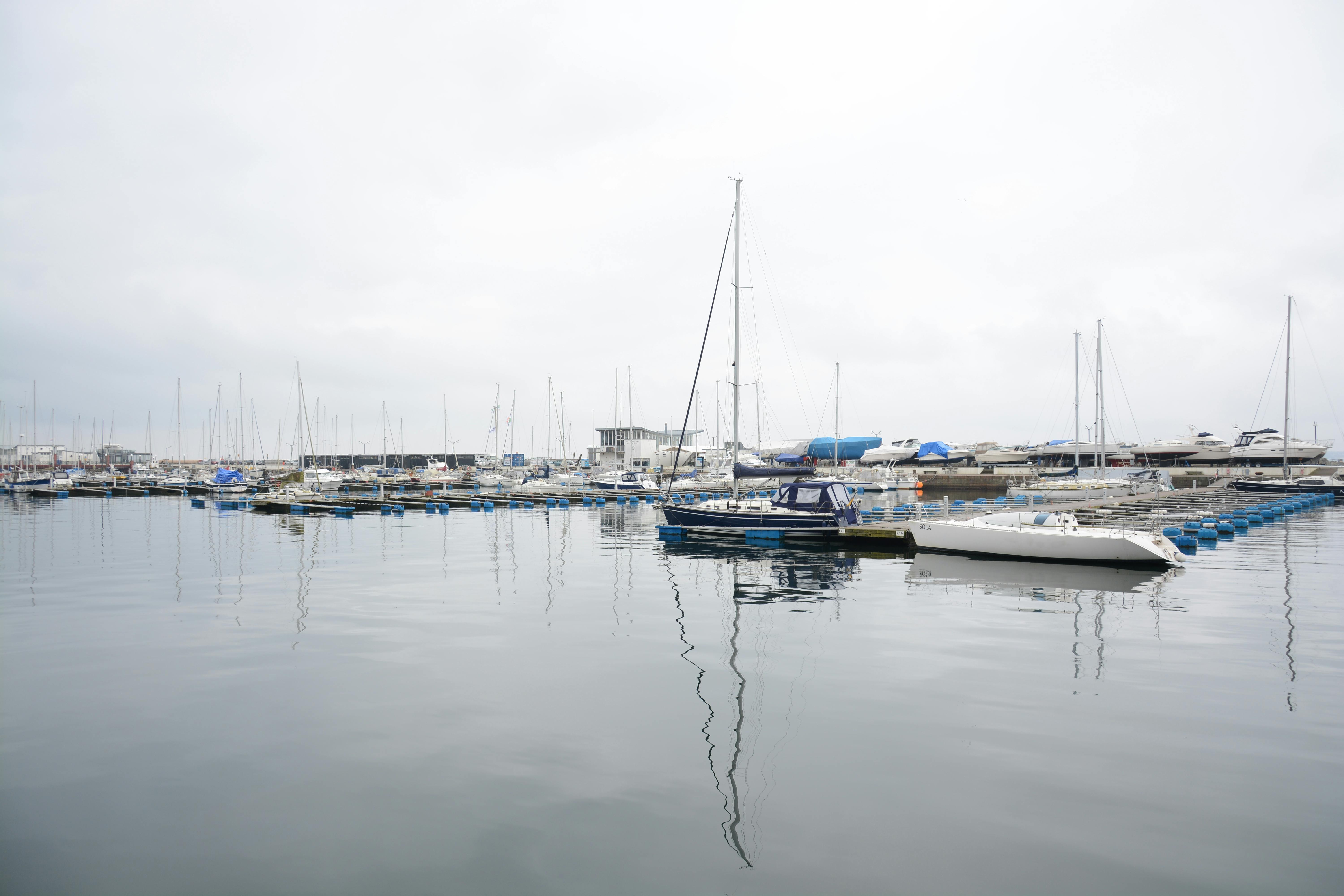 De franc Foto d'estoc gratuïta de a l'aire lliure, aigües tranquil·les, amarrat Foto d'estoc