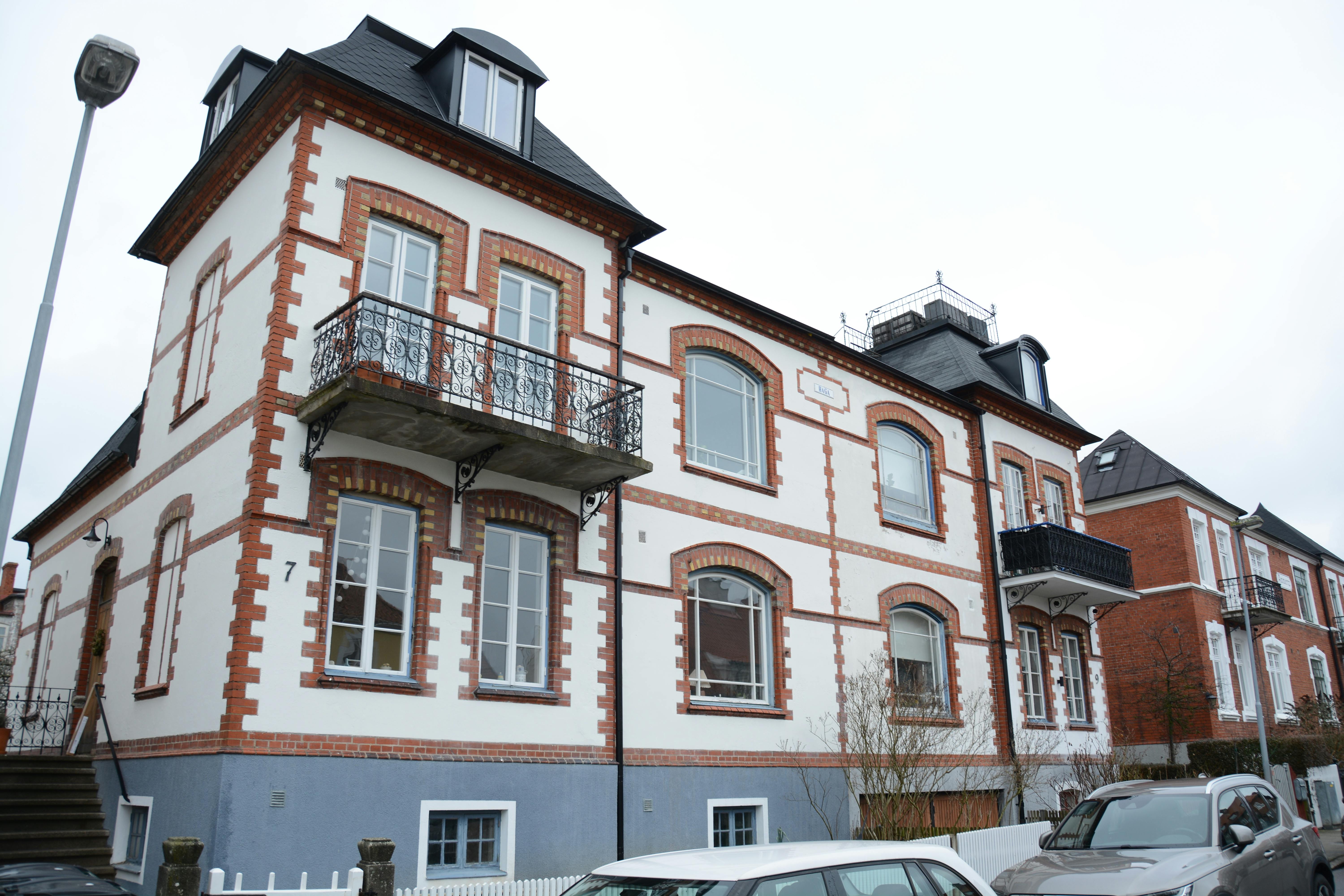 grátis Edifício elegante em estilo europeu com fachada distinta em tijolo e estuque, apresentando varandas em ferro forjado. Foto profissional
