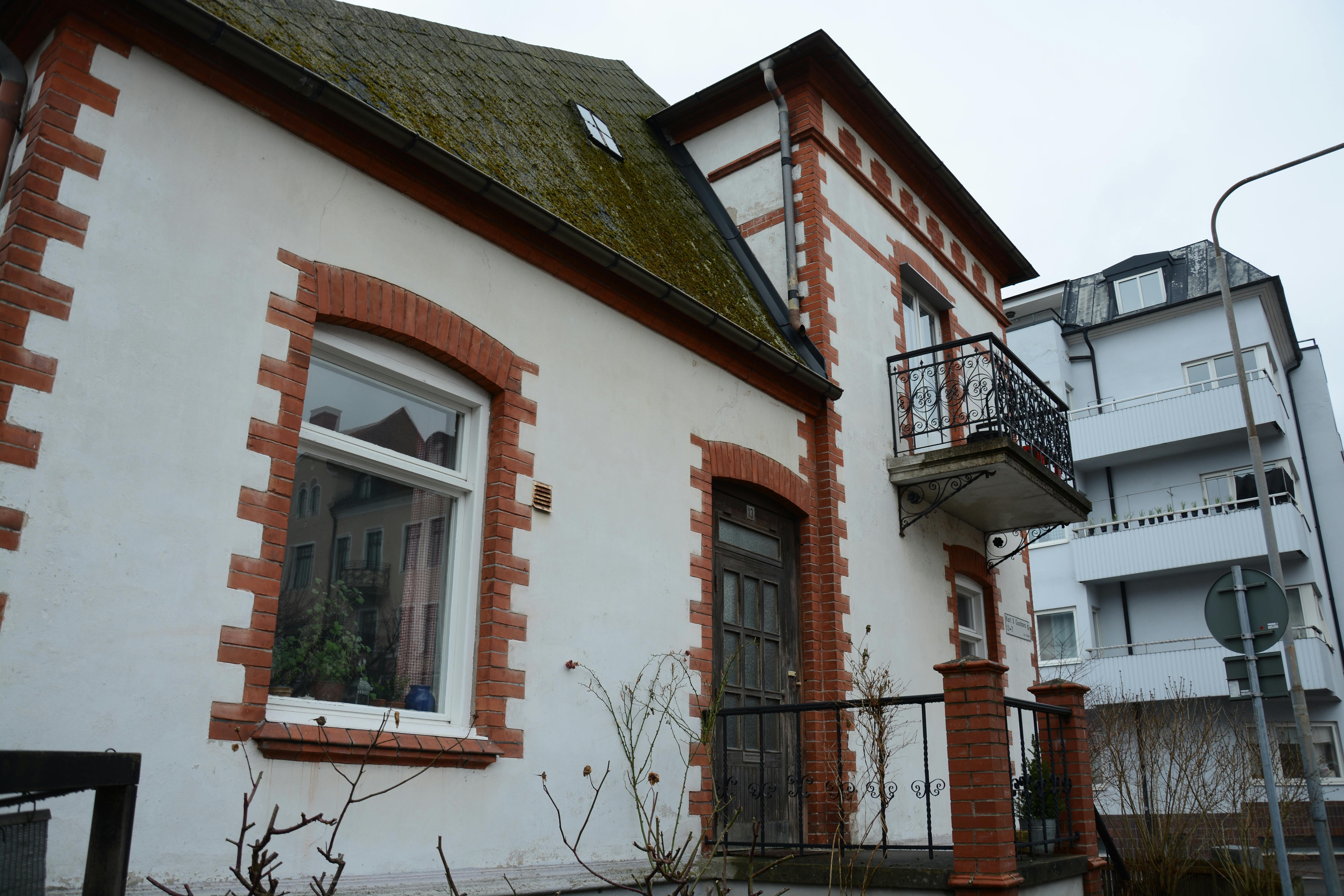 De franc Encantadora casa de maó vermell amb una arquitectura única en un barri de la ciutat. Foto d'estoc