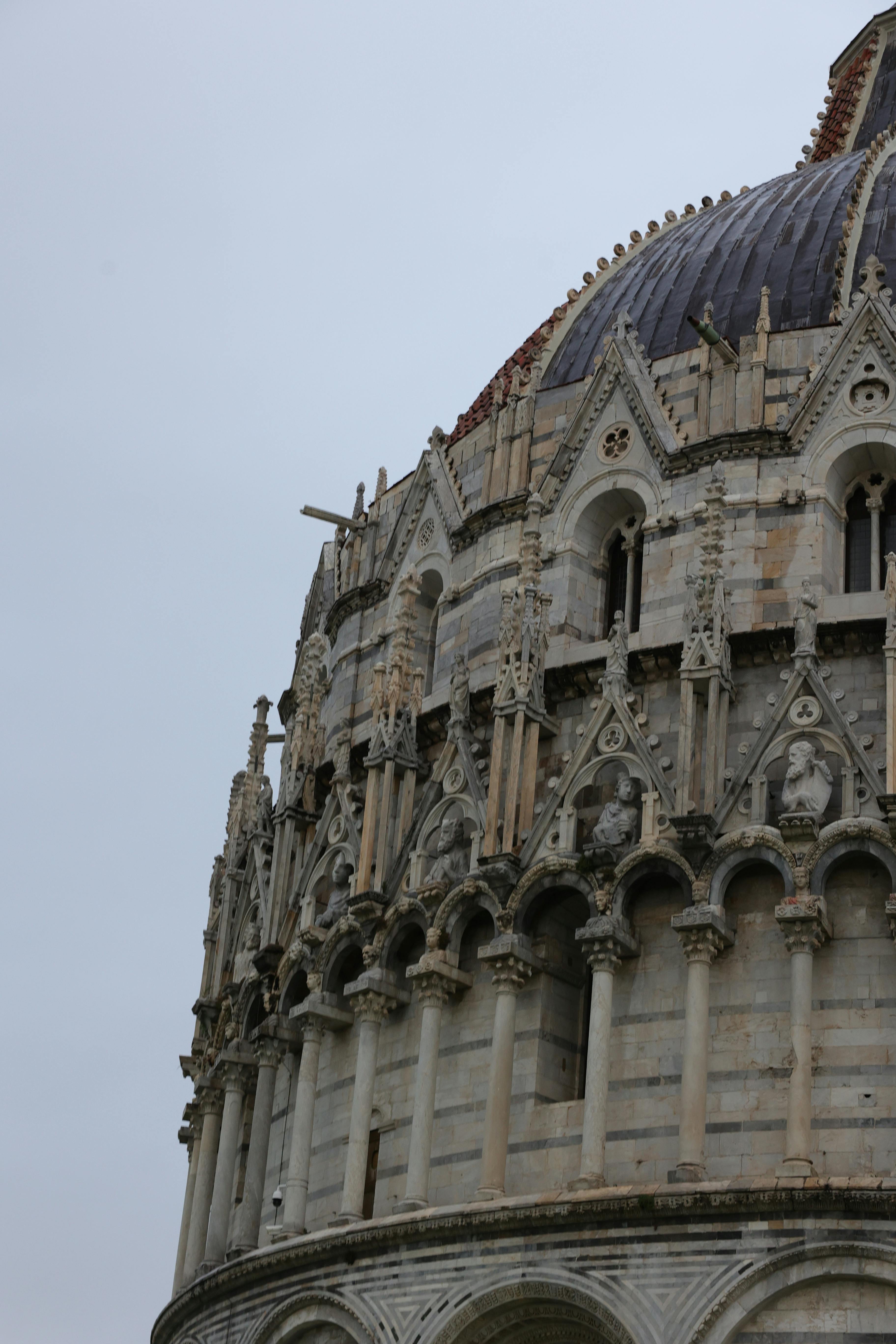 ingyenes A Piazza dei Miracoli téren található pisai keresztelőkápolna bonyolult építészeti részletei, amelyek az olasz gótikus stílust mutatják be. Stockfotó