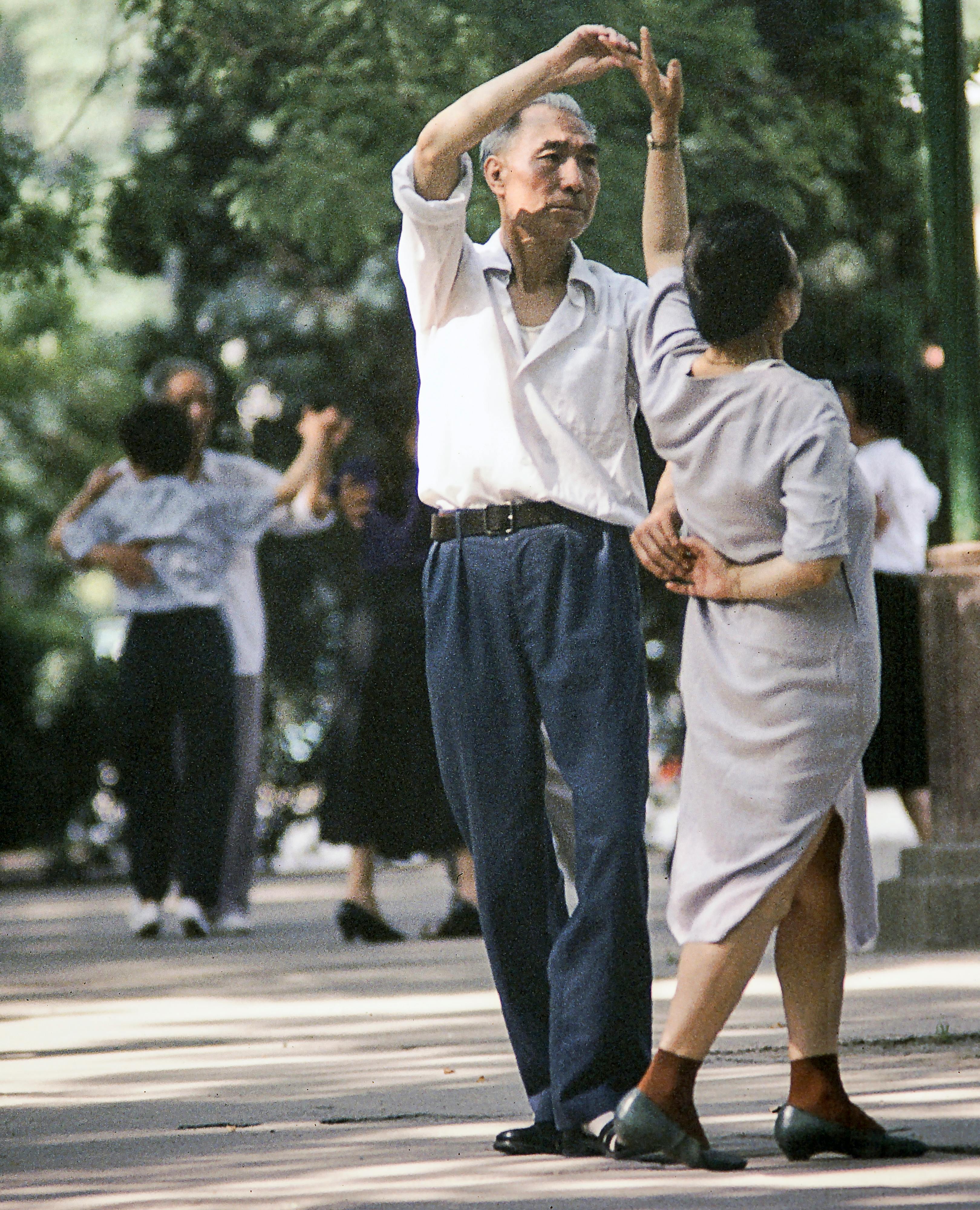 grátis Casais idosos desfrutando de uma dança em um parque ao ar livre na China. Capturando a alegria da comunidade. Foto profissional