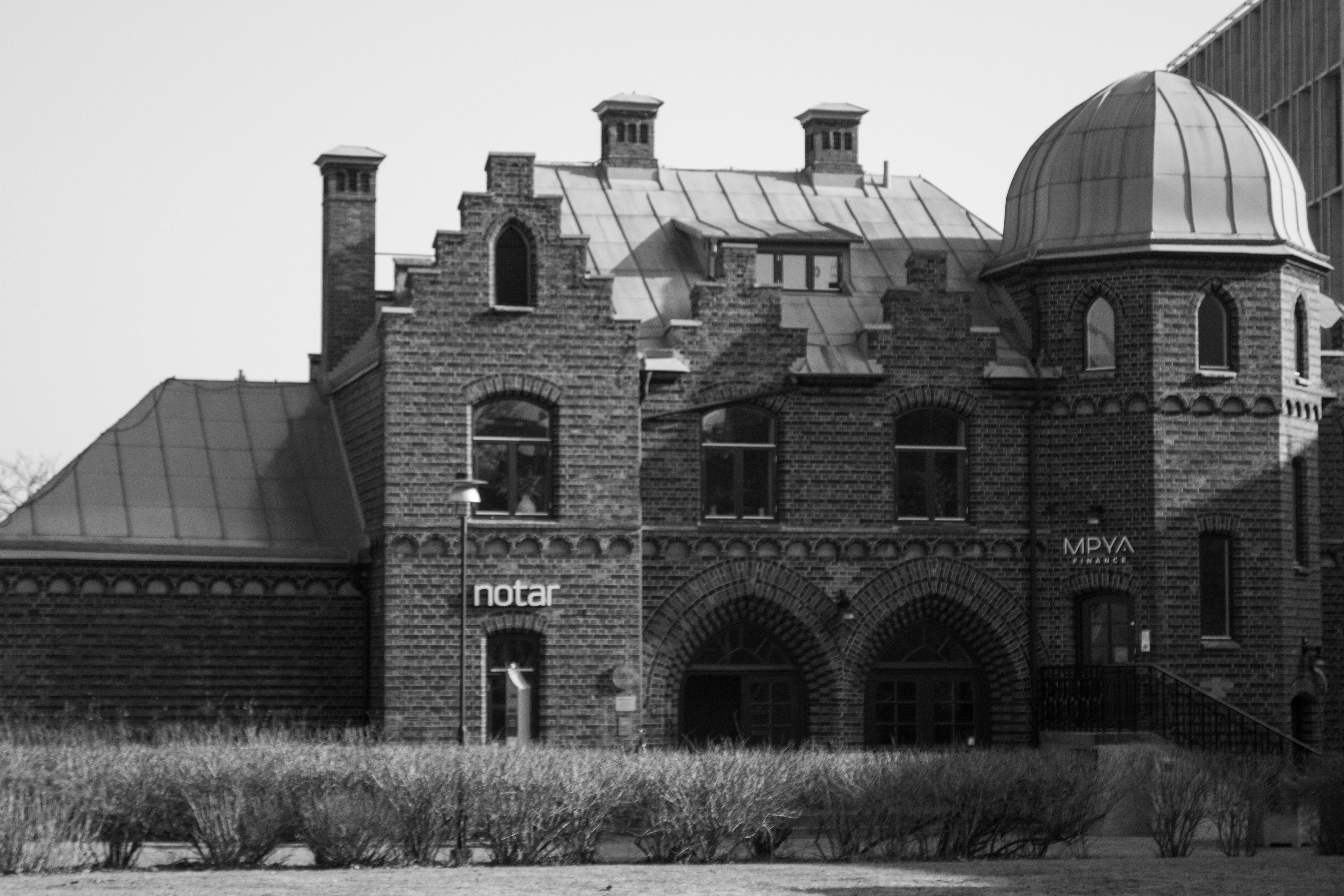Gratis Fotografía en blanco y negro de un edificio histórico de ladrillo en Jönköping, Suecia. Foto de stock