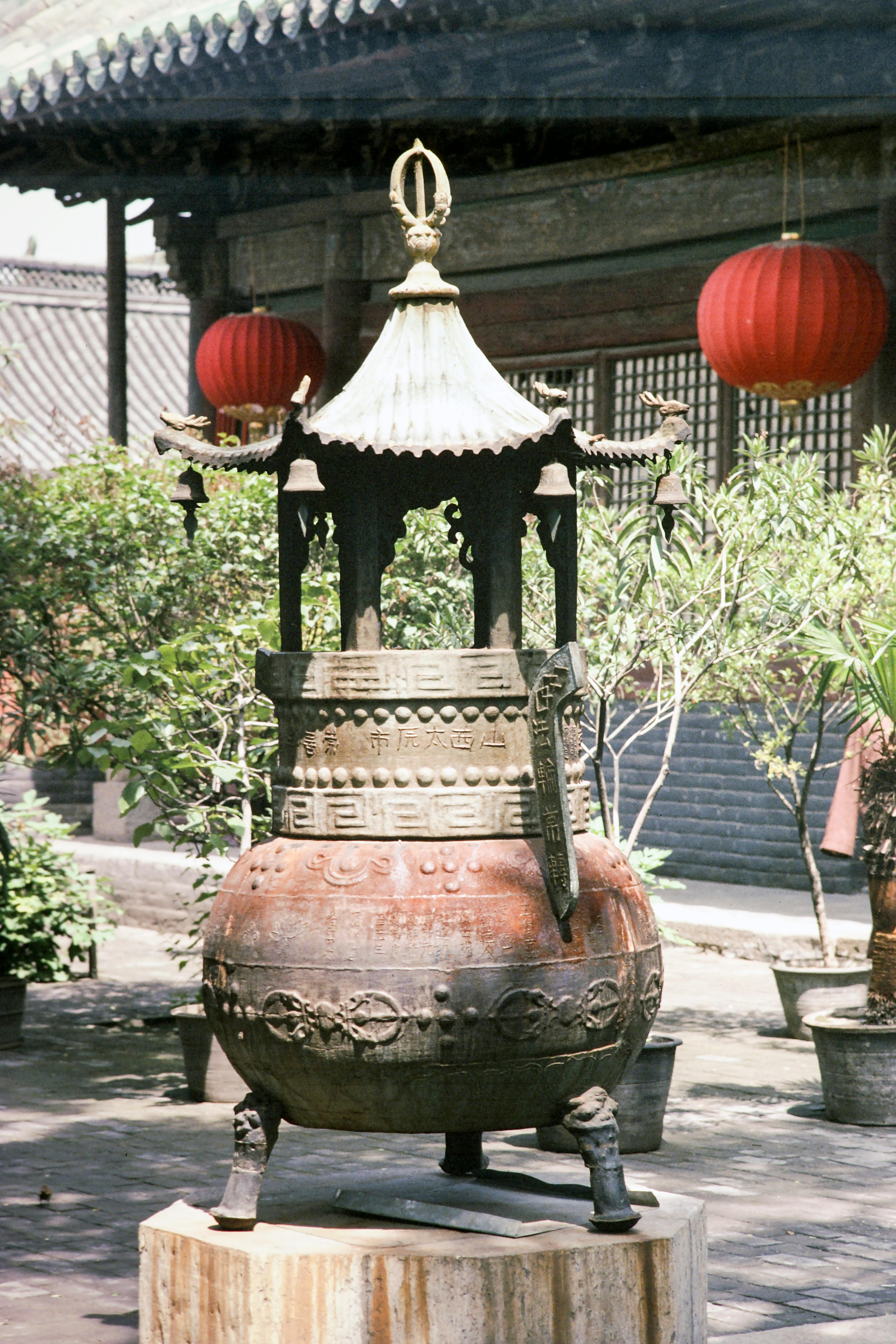 Gratuit Encensier traditionnel chinois avec lanternes rouges dans une cour sereine. Photos