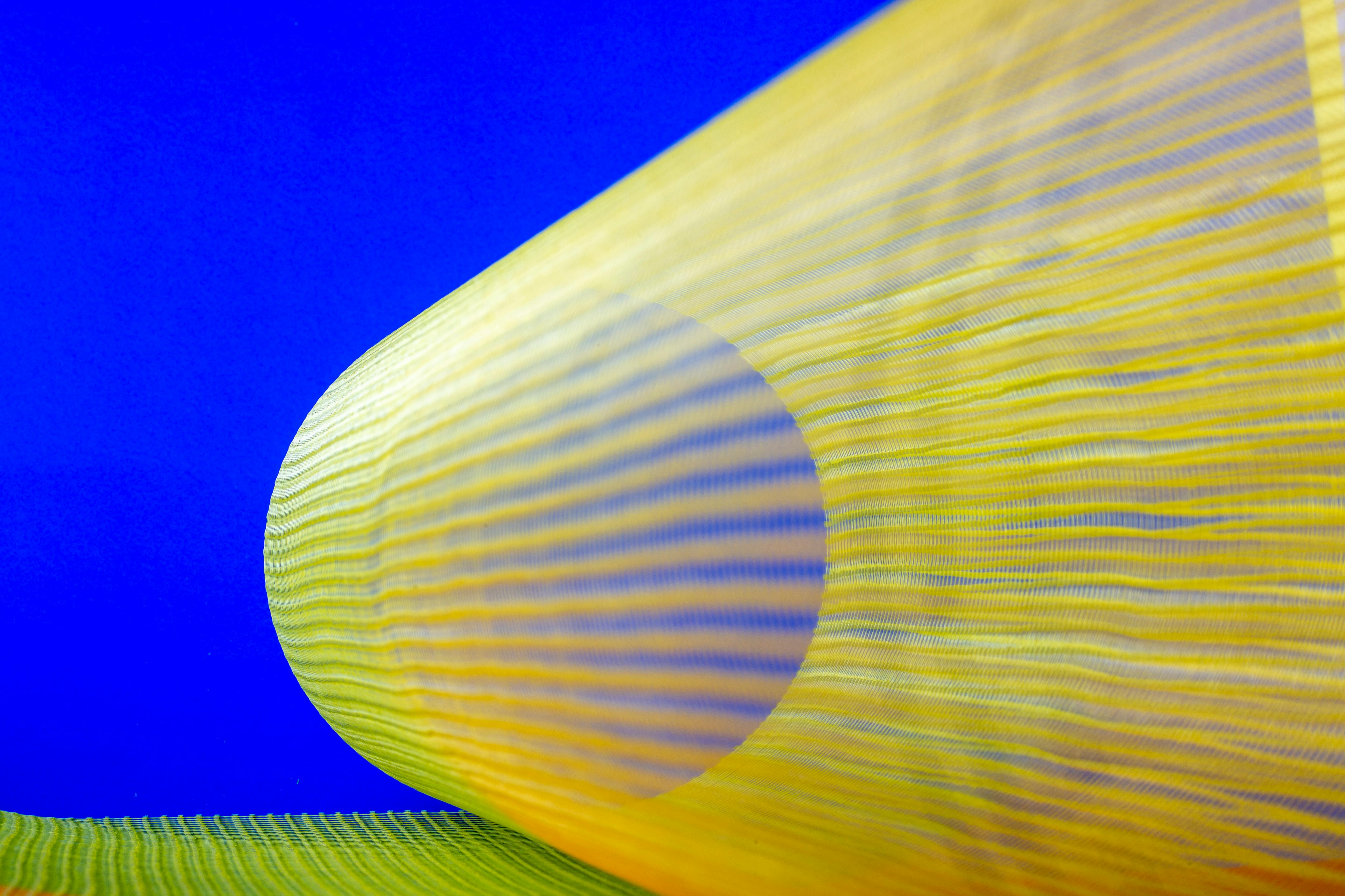 ฟรี องค์ประกอบภาพนามธรรมแบบไดนามิกที่โดดเด่นด้วยตาข่ายสีเหลืองตัดกับพื้นหลังสีน้ำเงินสดใส คลังภาพถ่าย